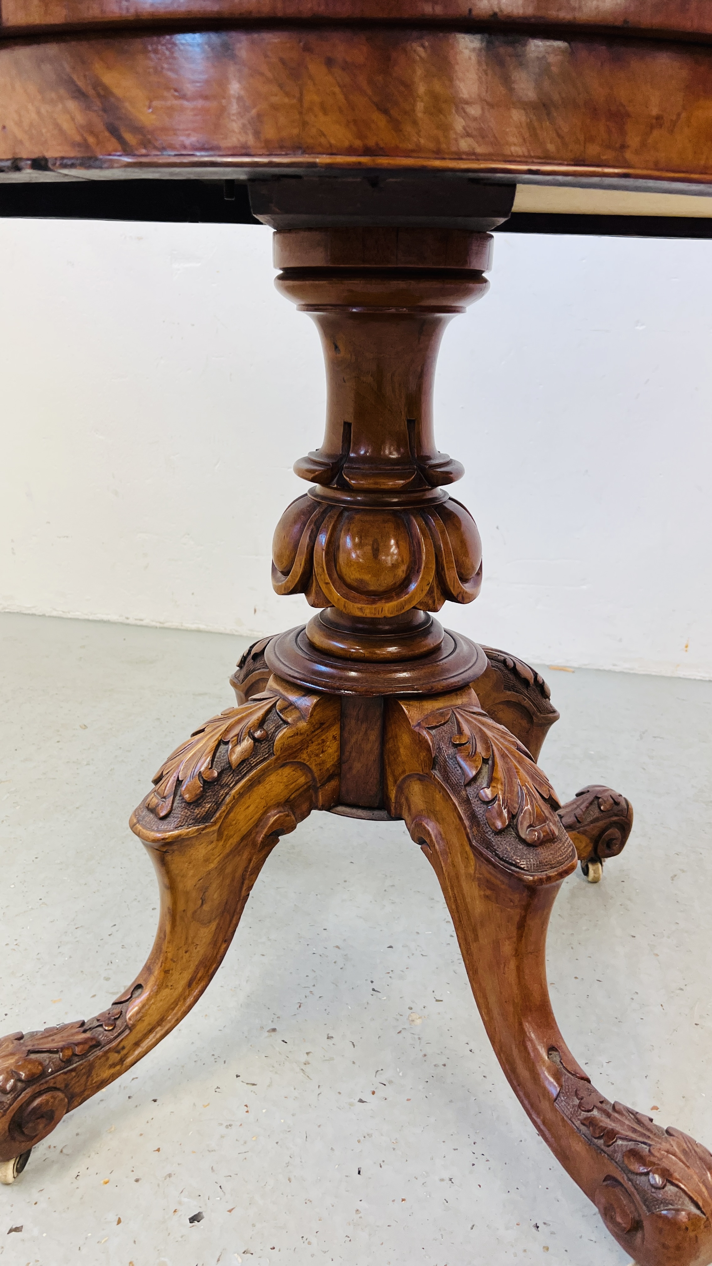 EDWARDIAN WALNUT SINGLE PEDESTAL CARD/GAMES TABLE WITH BAIZE INSERT INLAID DETAIL DIA. 92CM. - Image 4 of 10