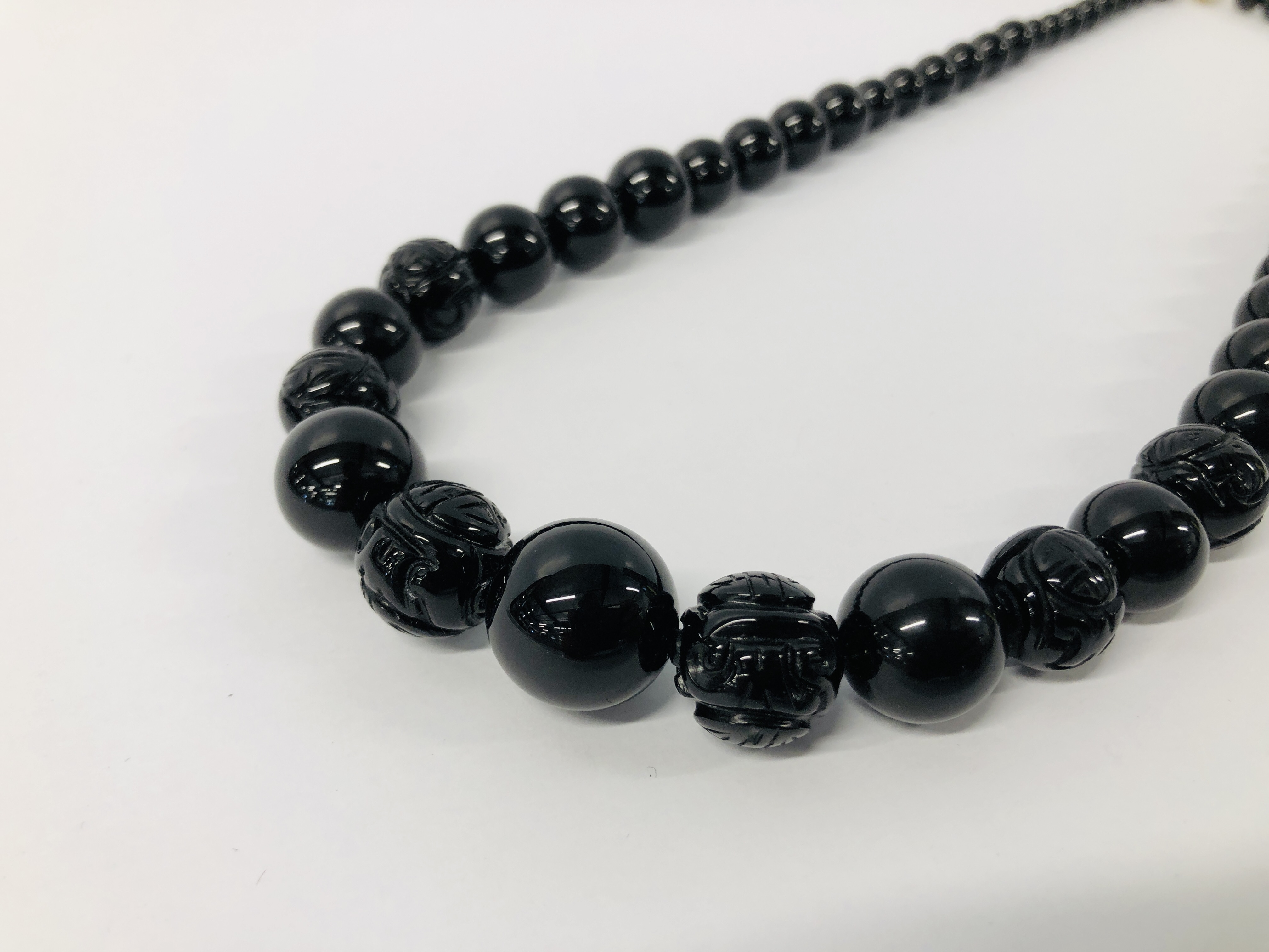 BLACK STONE CARVED NECKLACE WITH CLASP MARKED 585 (14K). - Image 2 of 5