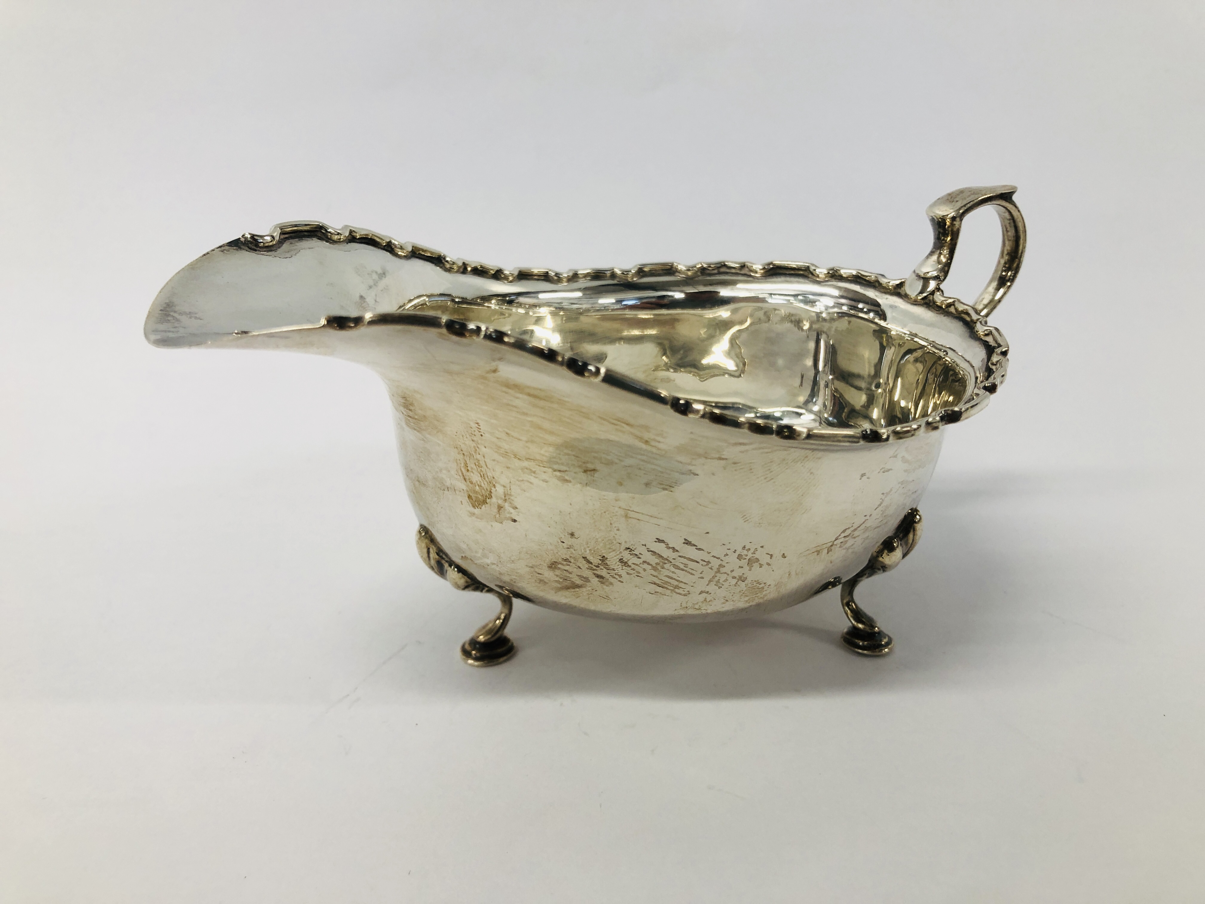 COLLECTION OF SILVER TO INCLUDE SILVER SAUCE BOAT, BIRMINGHAM ASSAY, SILVER SERVIETTE RING AND TOP, - Image 13 of 17