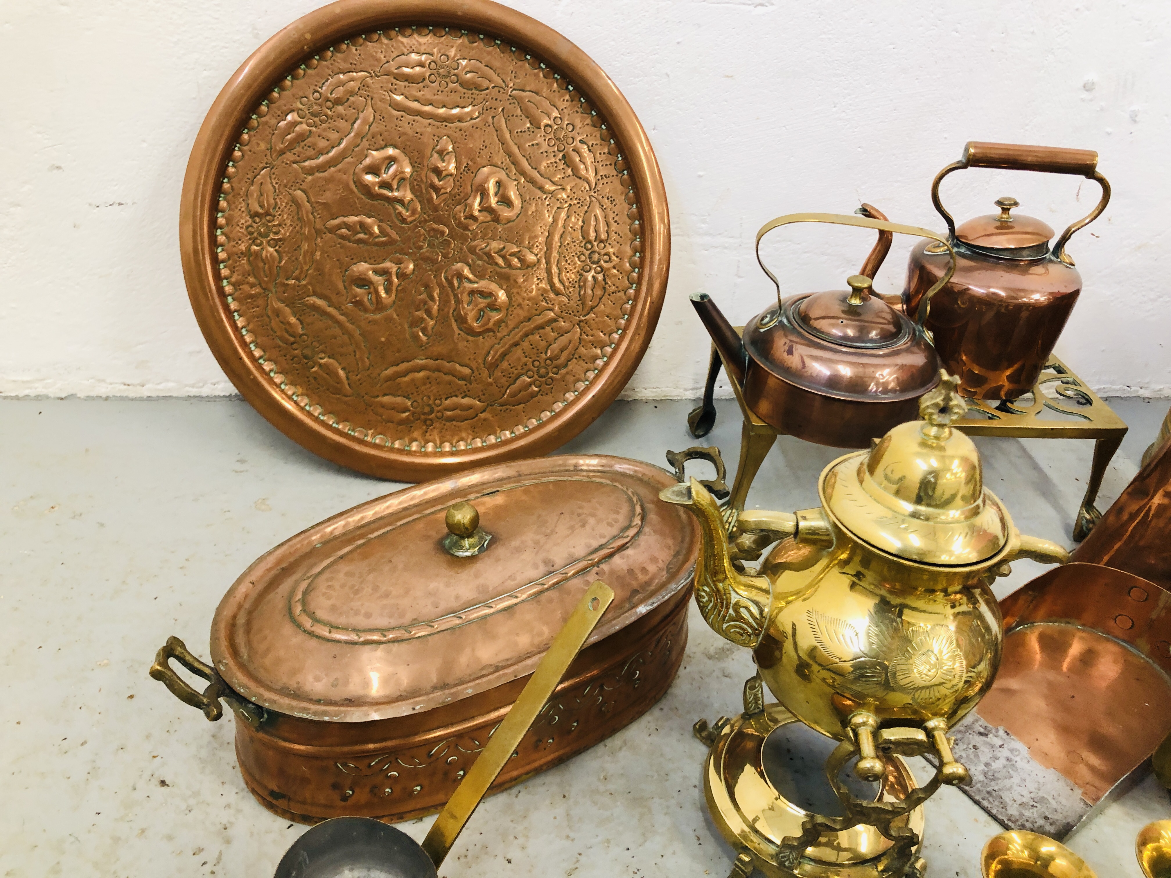 AN ASSORTED COLLECTION OF VINTAGE METAL WARES TO INCLUDE BRASS AND COPPER COAL BUCKET, KETTLES, - Image 3 of 8