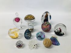 COLLECTION OF ART GLASS PAPERWEIGHTS TO INCLUDE CAITHNESS + A SWAROVSKI HEDGEHOG ETC.