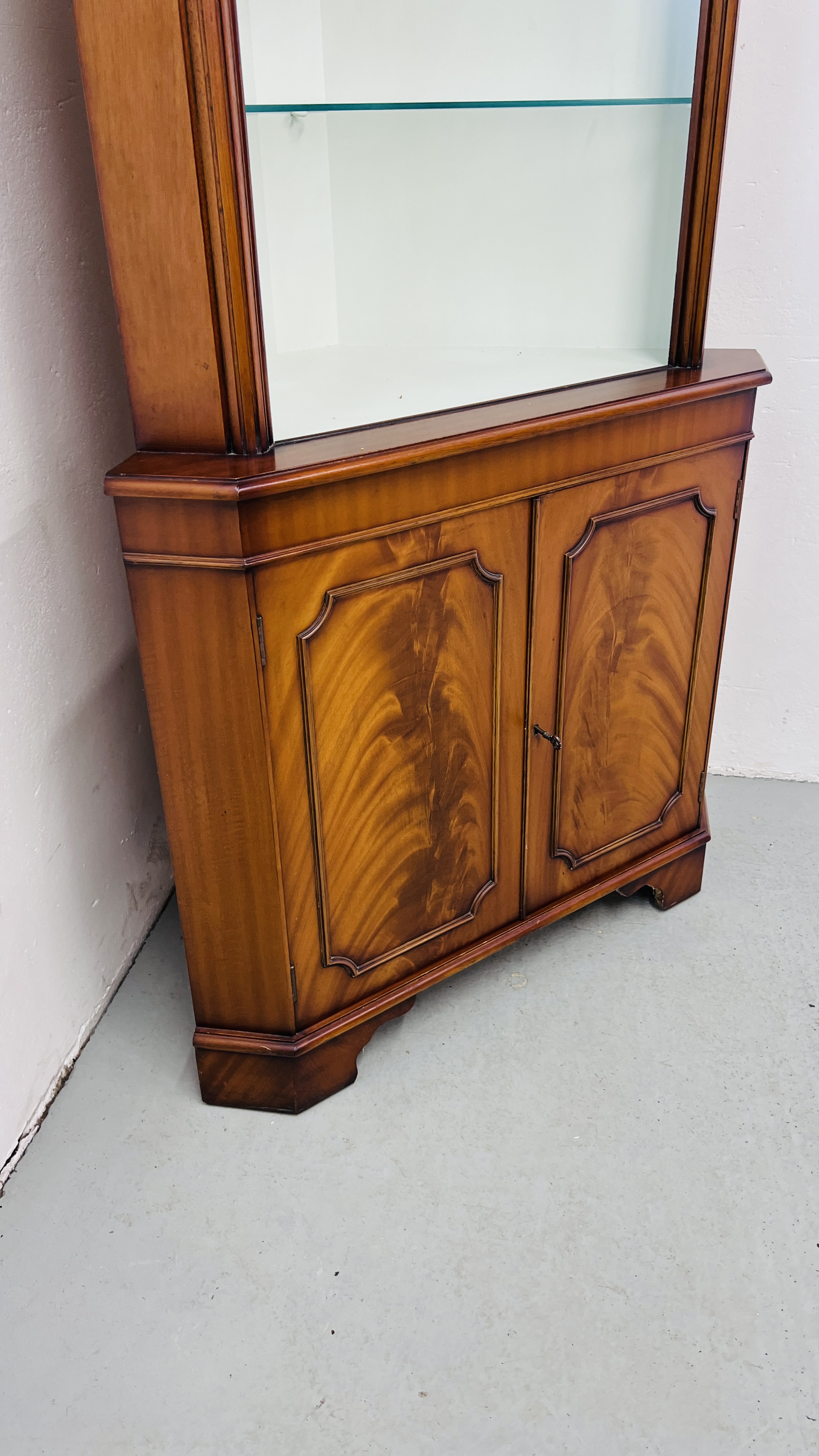 A QUALITY REPRODUCTION MAHOGANY FINISH CORNER CABINET WITH OPEN SHELVED TOP W 92CM, H 180CM. - Image 6 of 8