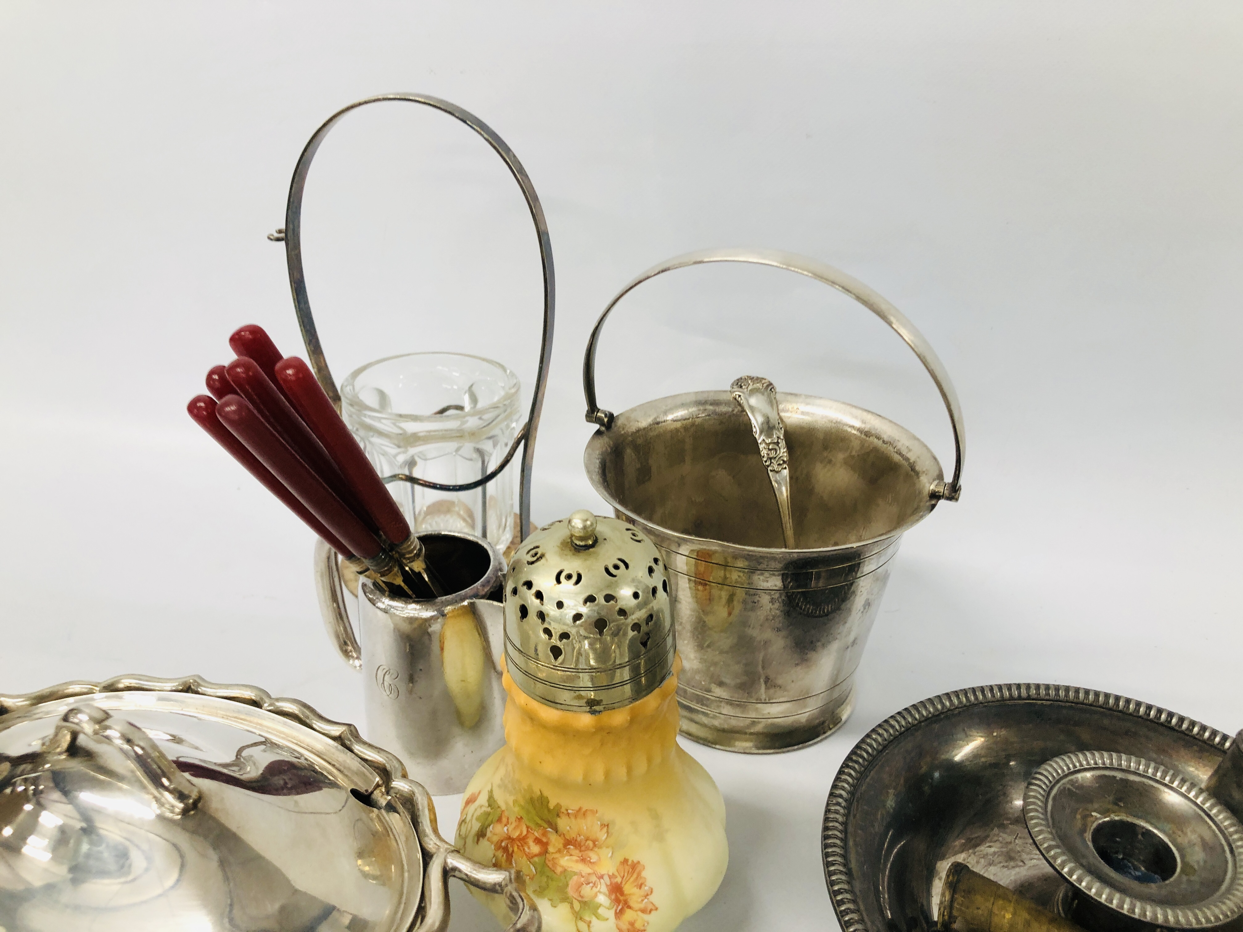 BOX OF ASSORTED PLATED WARE TO INCLUDE SALTS, SERVIETTE RINGS, SERVING SPOONS, CHAMBER STICK ETC. - Image 5 of 6