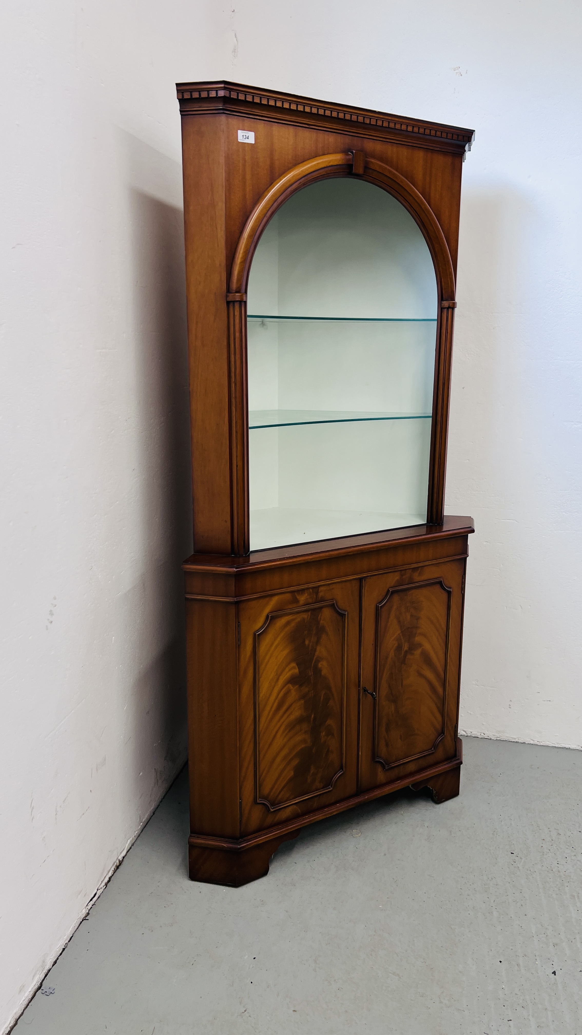 A QUALITY REPRODUCTION MAHOGANY FINISH CORNER CABINET WITH OPEN SHELVED TOP W 92CM, H 180CM. - Image 3 of 8