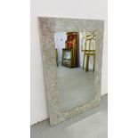 A MODERN DESIGNER "GLITTER FRAME" WALL MIRROR WITH BEVELLED GLASS 60CM X 90CM.