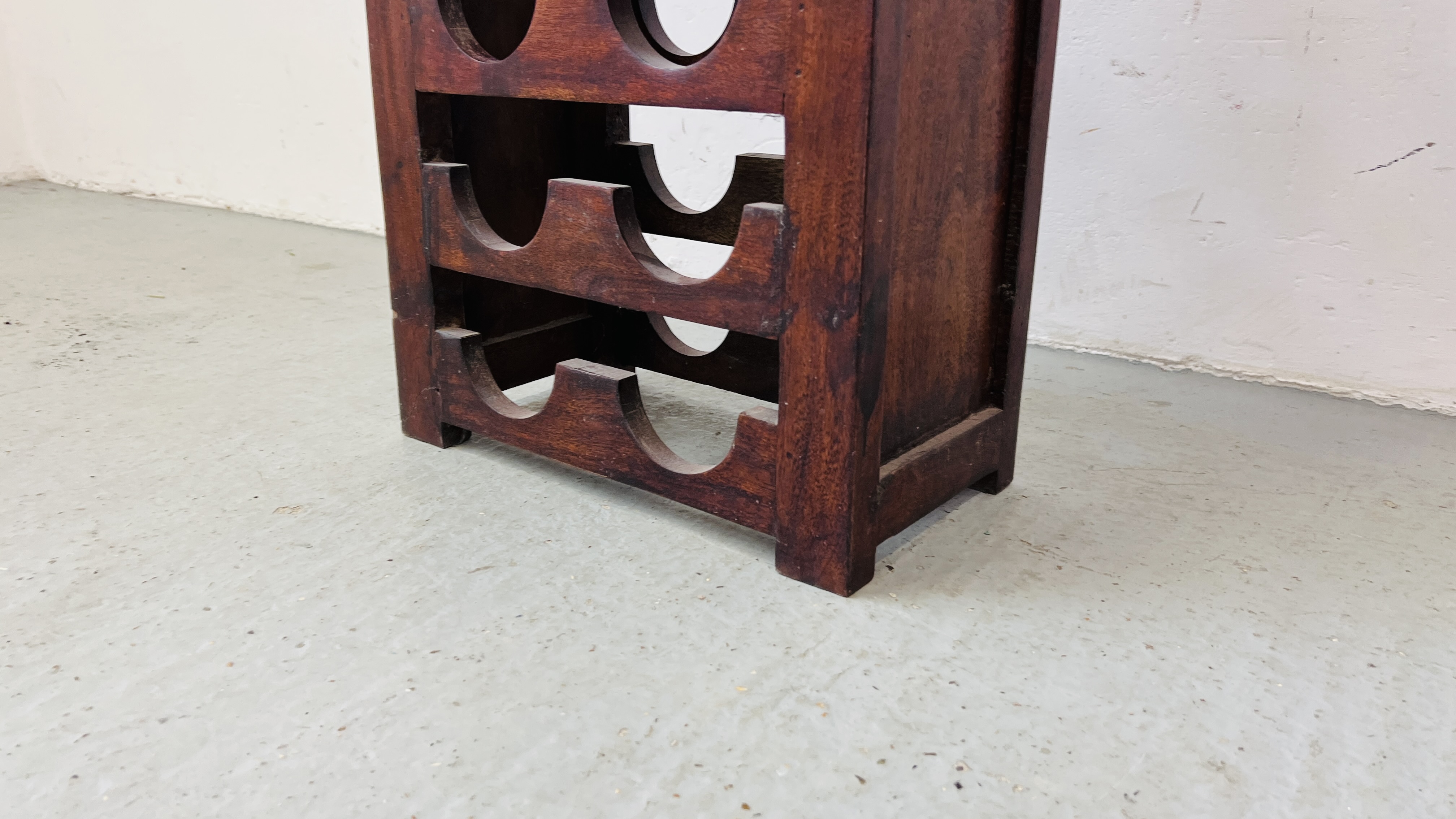 A RUSTIC HARDWOOD 10 BOTTLE WINE RACK H 67CM, W 46CM. - Image 4 of 5