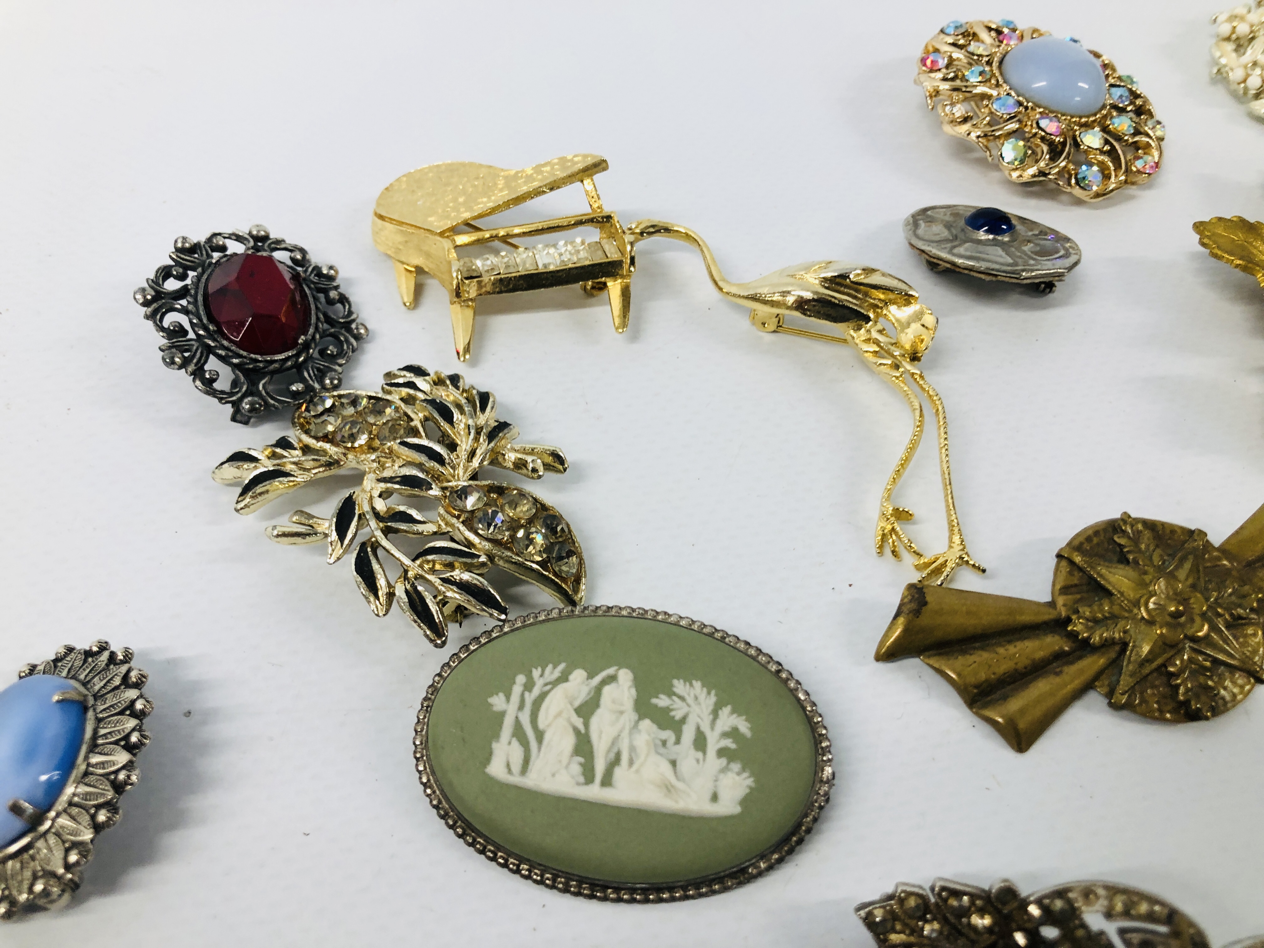 BOX OF VINTAGE BROOCHES TO INCLUDE MICRO MOSAIC ETC. - Image 3 of 6