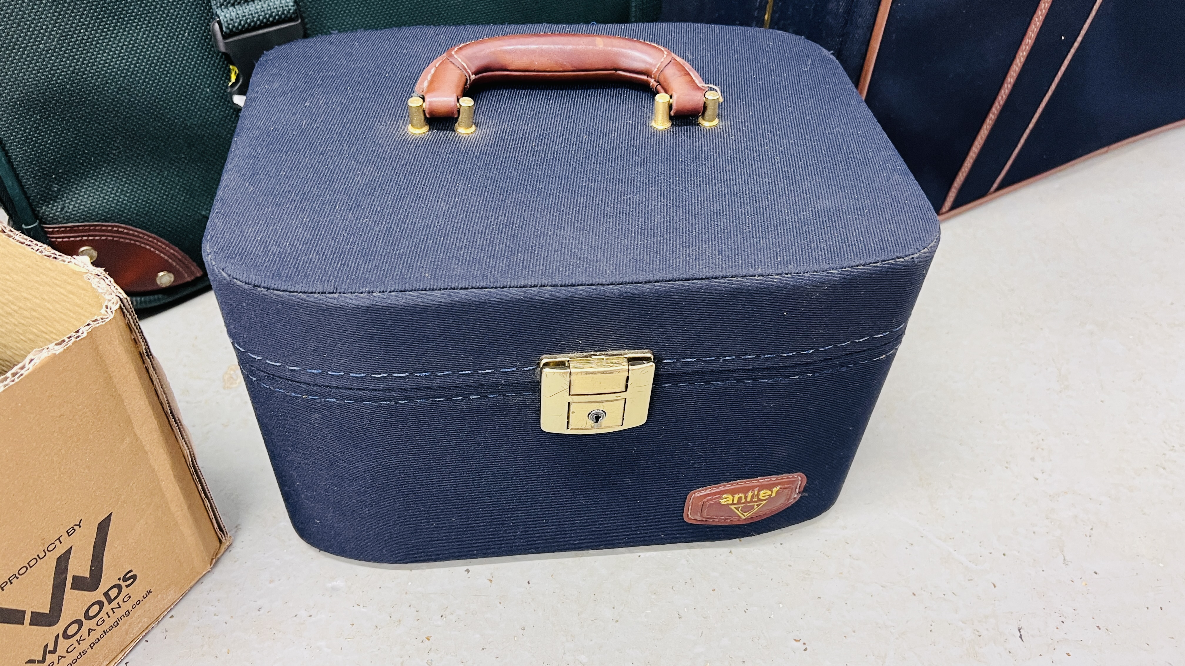 A GROUP OF LUGGAGE CASES TO INCLUDE ANTLER + GENTS ATTACHE CASE, A PANAMA HAT AND ONE OTHER, - Image 5 of 11
