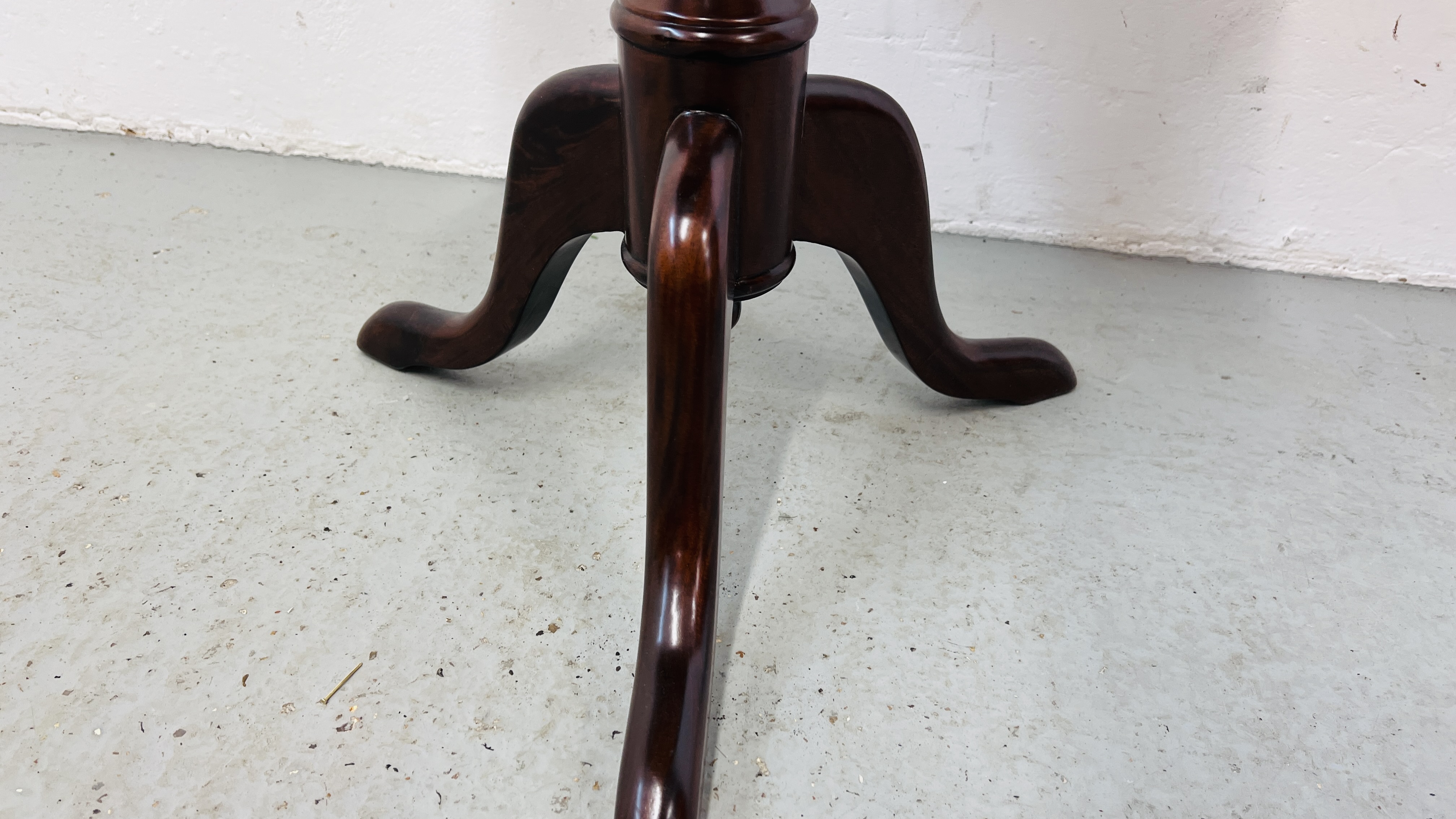 REPRODUCTION MAHOGANY PEDESTAL OCCASIONAL TABLE, WITH CIRCULAR TOP DIAMETER 51CM, HEIGHT 64CM. - Image 6 of 7