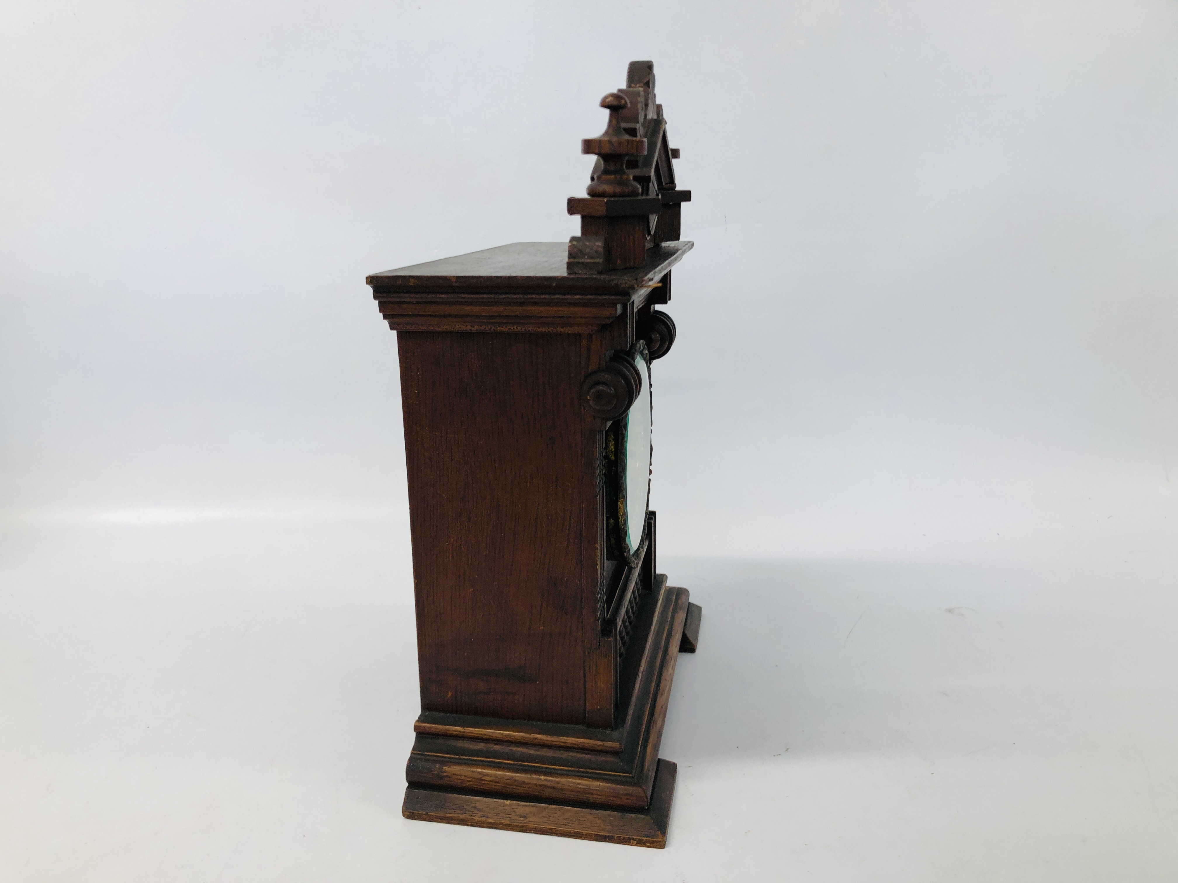 A DECORATIVE OAK CASED MANTEL CLOCK WITH CARVED DETAIL AND PENDULUM H 38CM. - Image 9 of 9