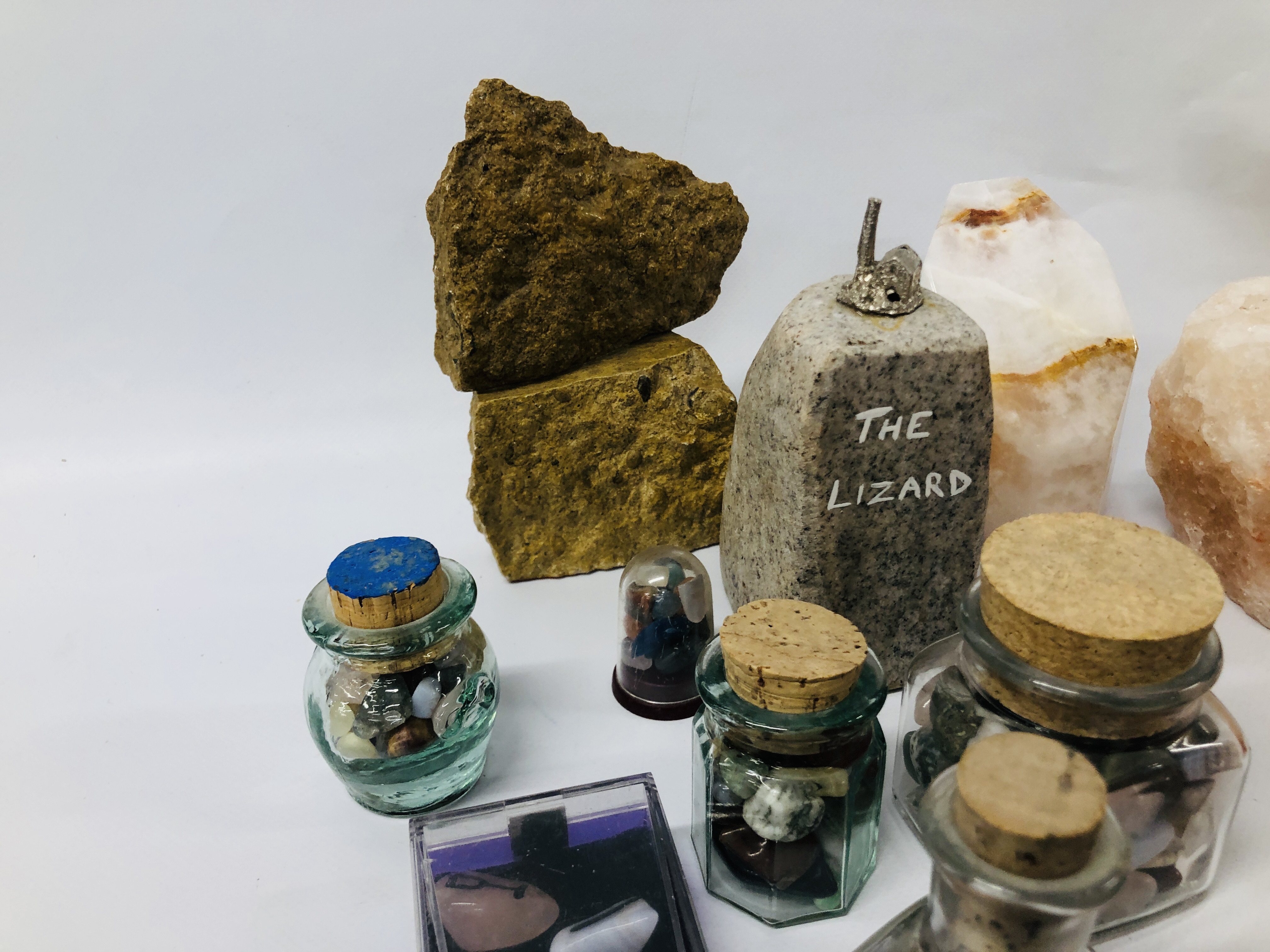 BOX OF ASSORTED HARDSTONE AND CRYSTAL SAMPLES ETC + SIX SHELL ANIMALS AND BIRDS. - Image 6 of 10