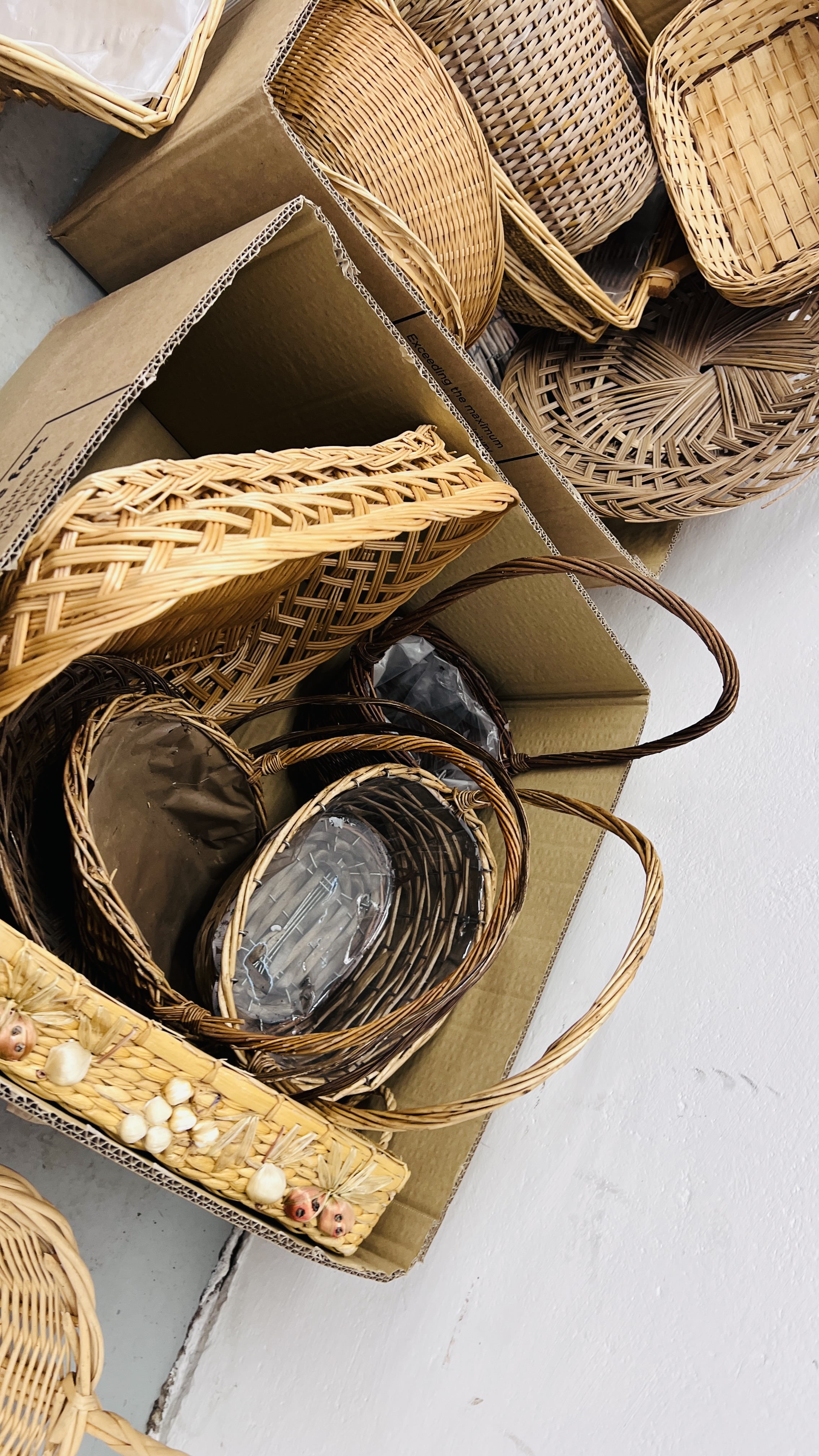 A COLLECTION OF ASSORTED BASKET WARE. - Image 5 of 7