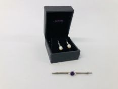 9CT WHITE GOLD BAR BROOCH SET WITH CENTRAL PURPLE STONE ALONG WITH A PAIR OF 9CT WHITE GOLD PEARL