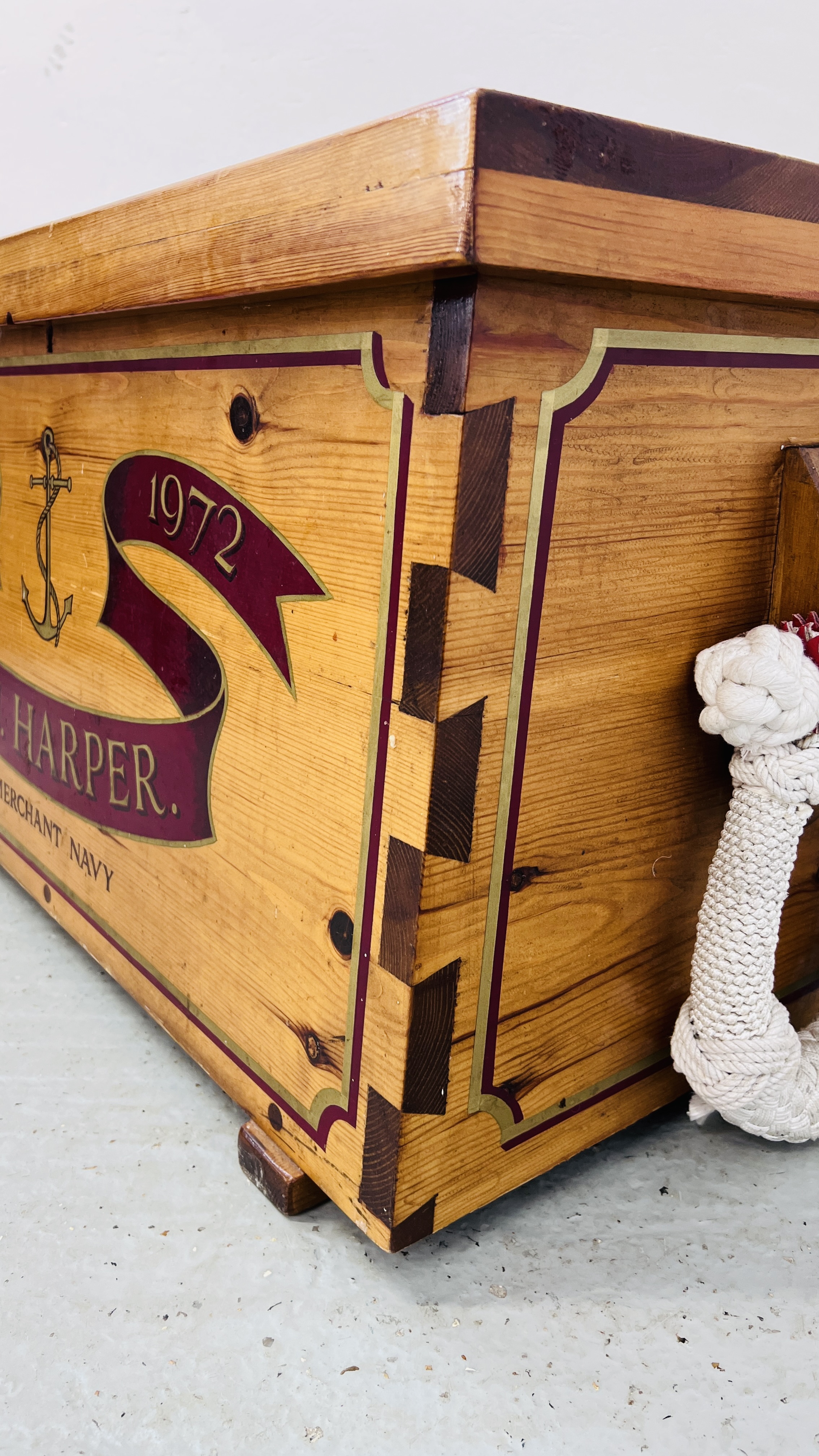 A WAXED PINE REPRODUCTION SEAMANS KIT BOX COMPLETE WITH BECKETT HANDLES AND UNION JACK FLAGS - Image 4 of 16