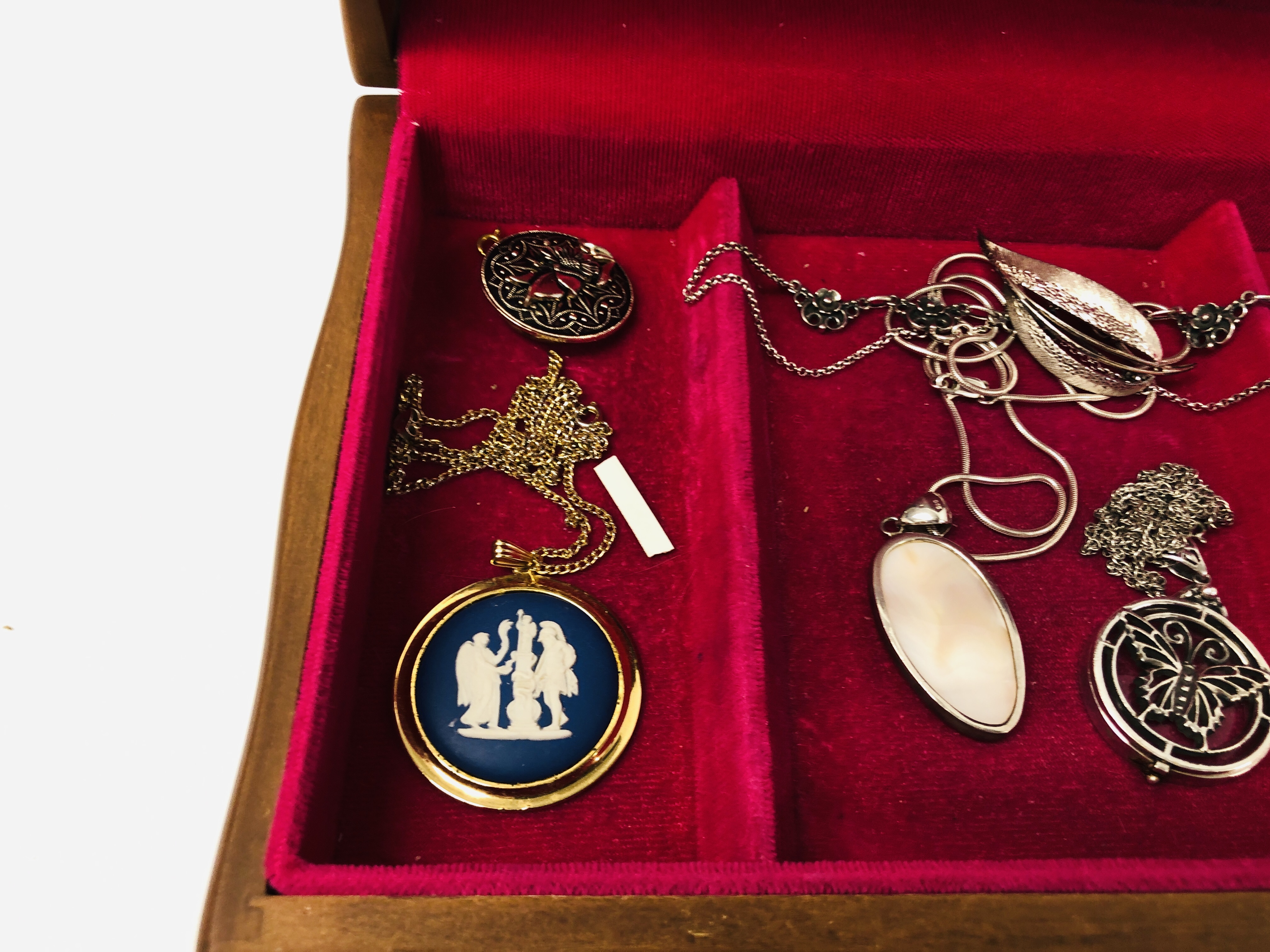 JEWELLERY BOX AND CONTENTS TO INCLUDE DESIGNER SILVER NECKLACES, - Image 5 of 8