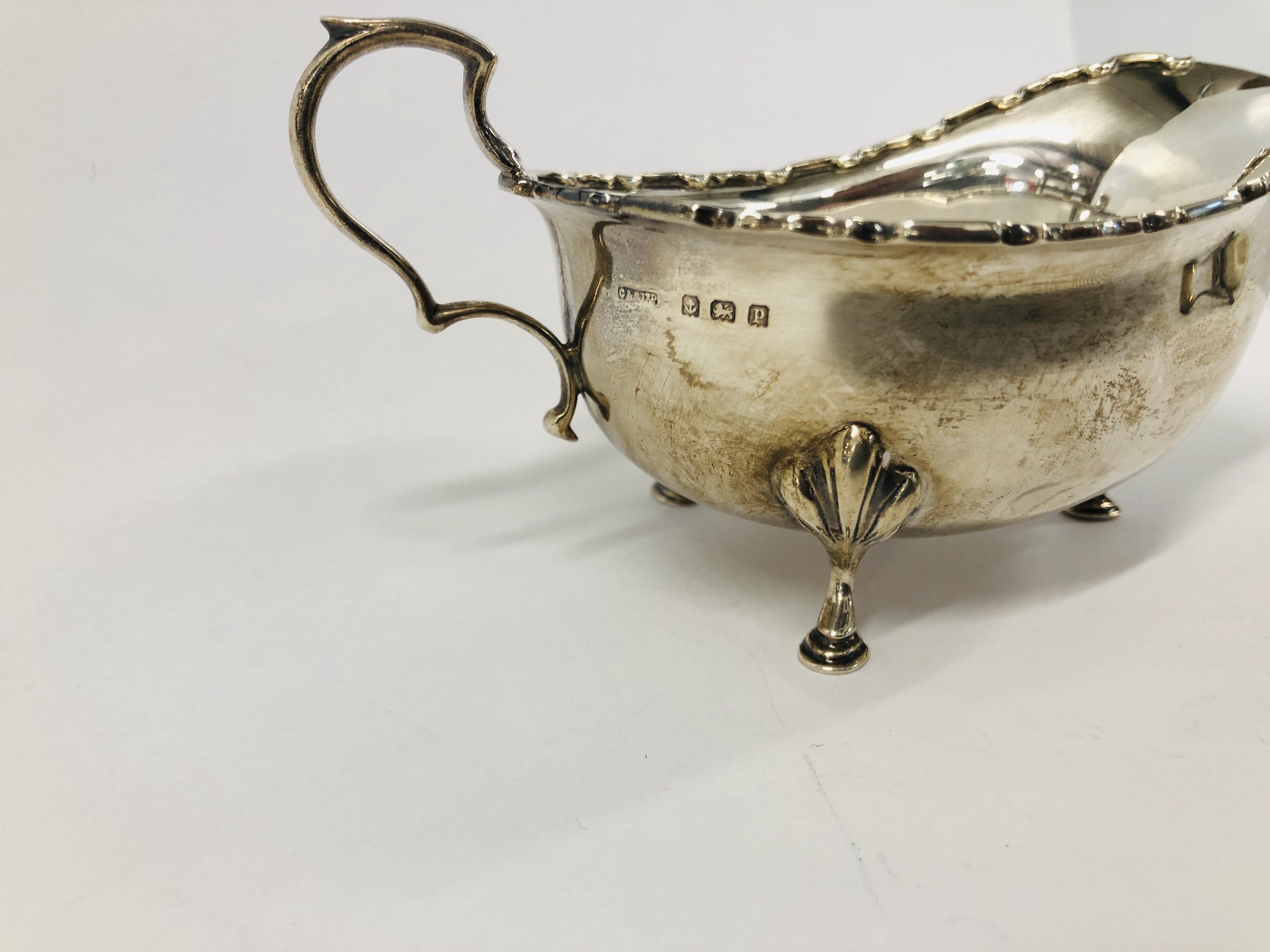 COLLECTION OF SILVER TO INCLUDE SILVER SAUCE BOAT, BIRMINGHAM ASSAY, SILVER SERVIETTE RING AND TOP, - Image 10 of 17
