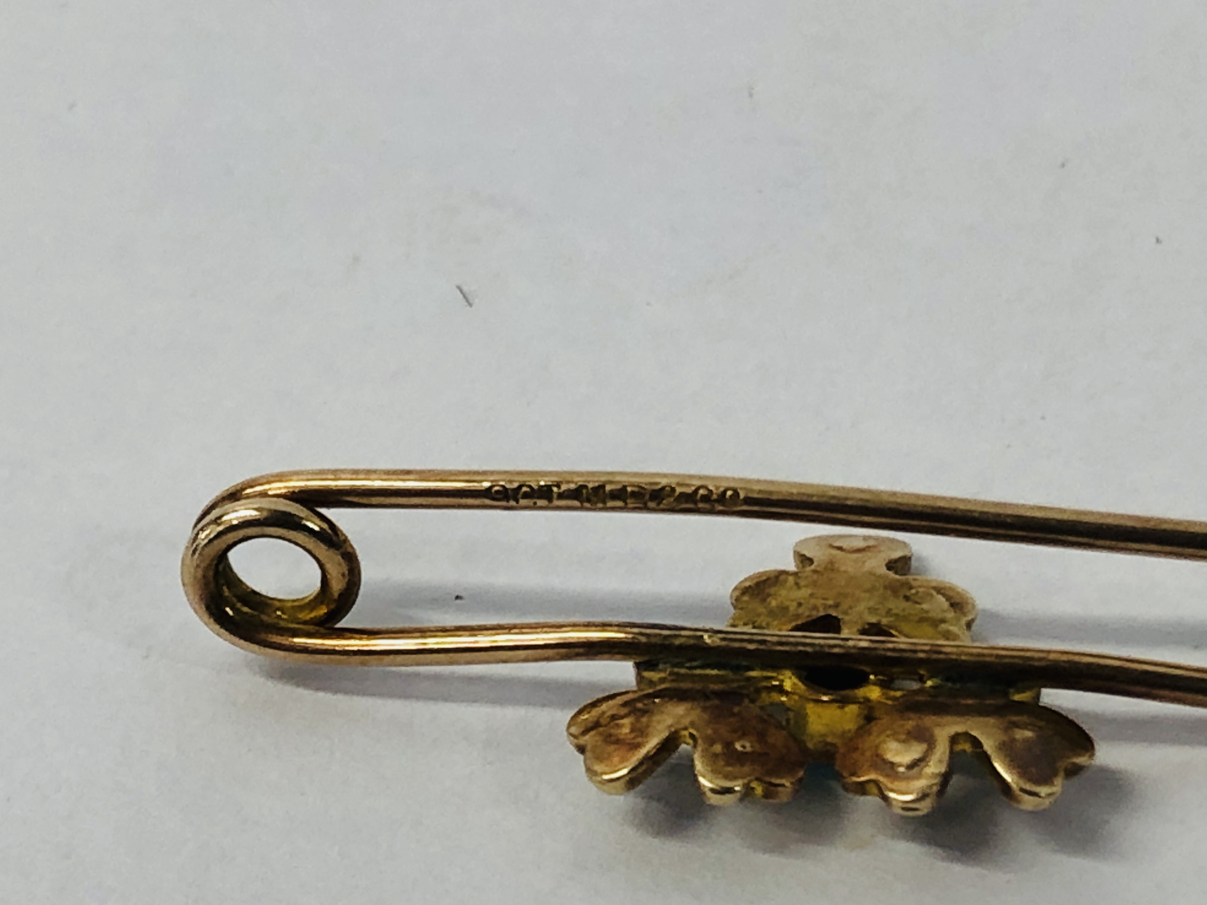 A "MURRLE BENNETT" 9CT GOLD TURQUOISE AND SEED PEARL BAR BROOCH. - Image 4 of 6