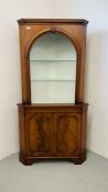 A QUALITY REPRODUCTION MAHOGANY FINISH CORNER CABINET WITH OPEN SHELVED TOP W 92CM, H 180CM.