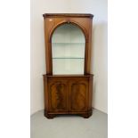 A QUALITY REPRODUCTION MAHOGANY FINISH CORNER CABINET WITH OPEN SHELVED TOP W 92CM, H 180CM.