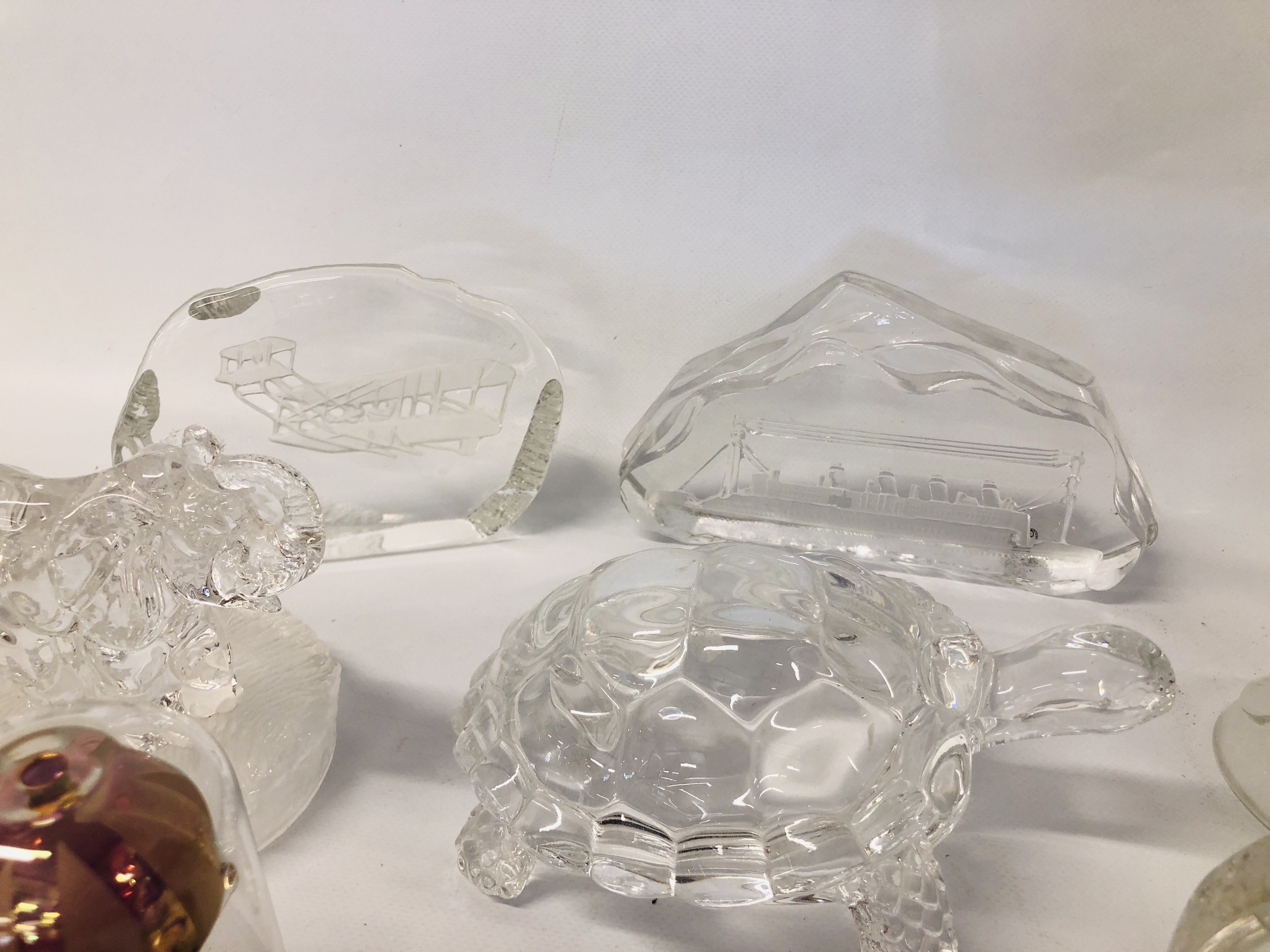 COLLECTION OF ASSORTED CLEAR GLASS ORNAMENTS TO INCLUDE A SEAHORSE, DOLPHIN, ELEPHANTS ETC. - Image 5 of 6