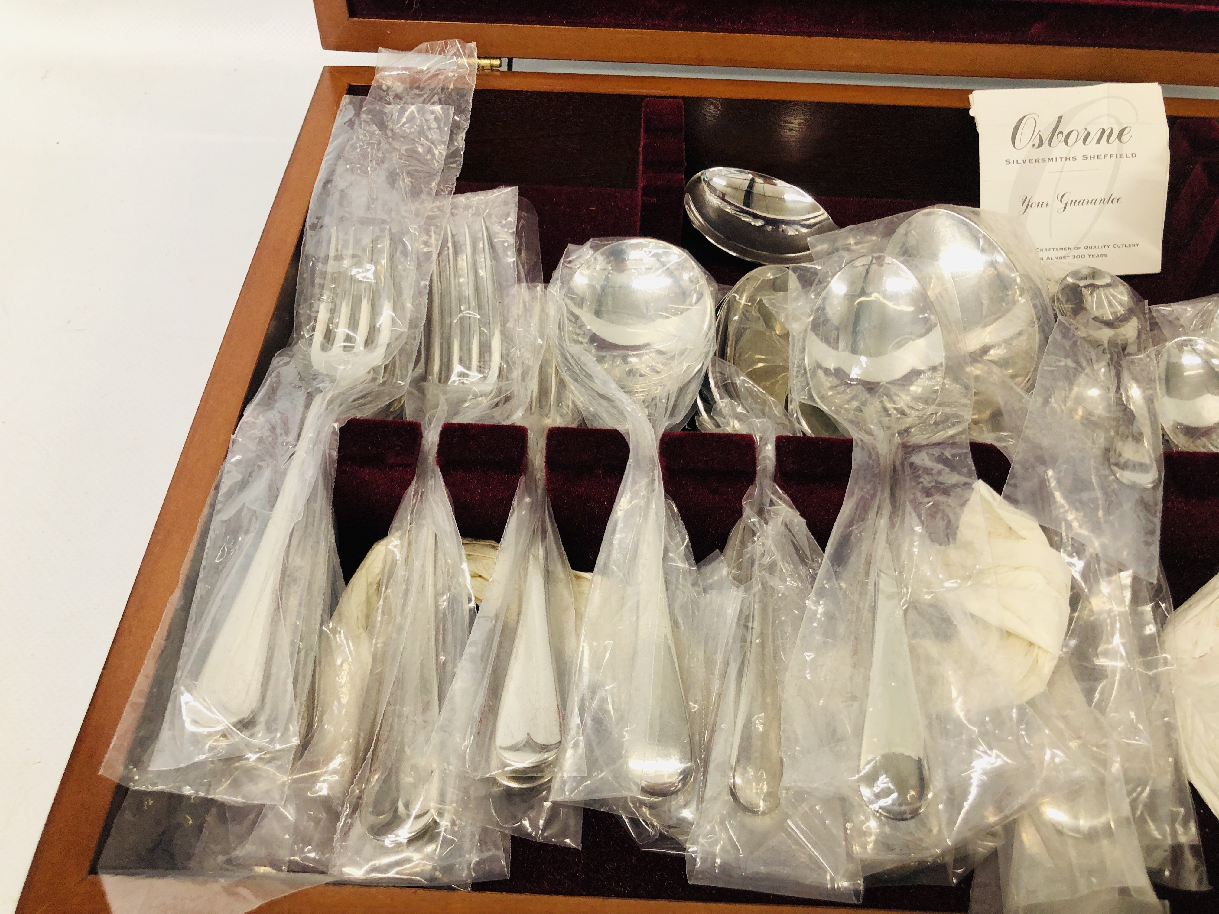 A COMPLETE CASED CANTEEN OF OSBOURNE SIX PLACE SETTING CUTLERY AND OSBOURNE CASED CAKE KNIFE AND - Image 5 of 7