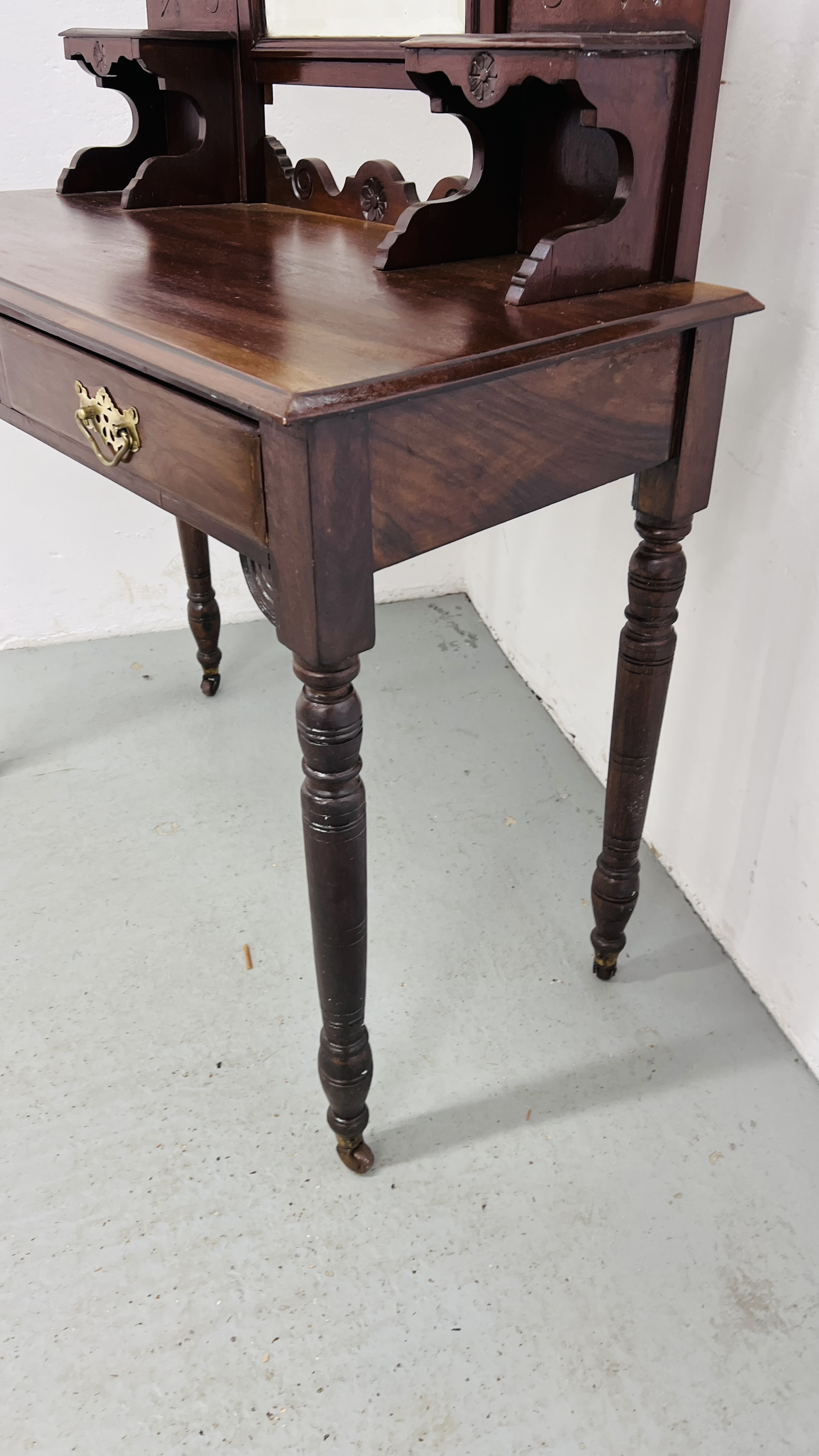 EDWARDIAN MAHOGANY TWO DRAWER DRESSING TABLE, CENTRAL MIRROR ON TURNED LEGS WIDTH 91CM. DEPTH 43CM. - Image 6 of 7