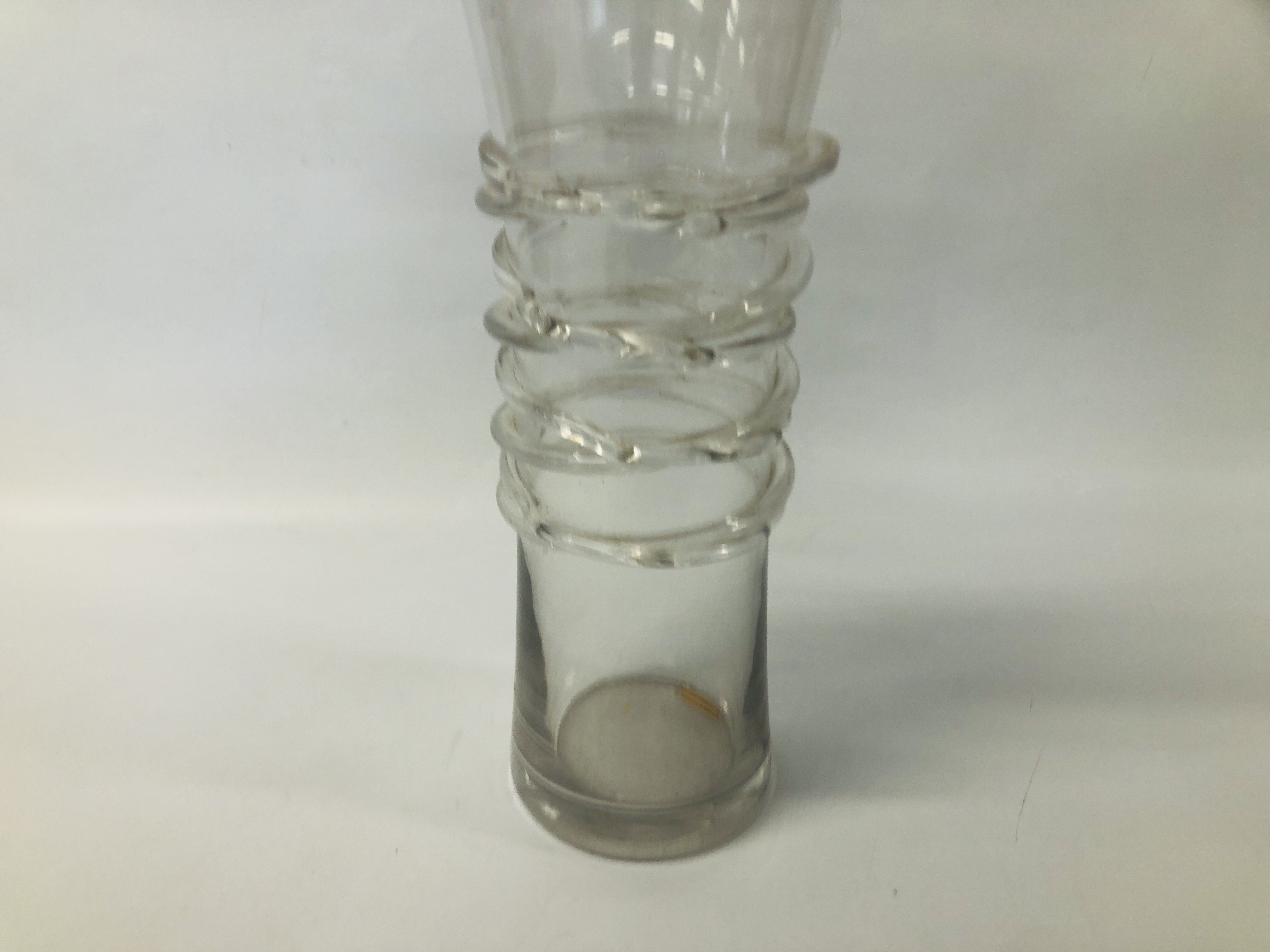 AN ATTRACTIVE CLEAR GLASS VASE H 39.5CM. - Image 3 of 3