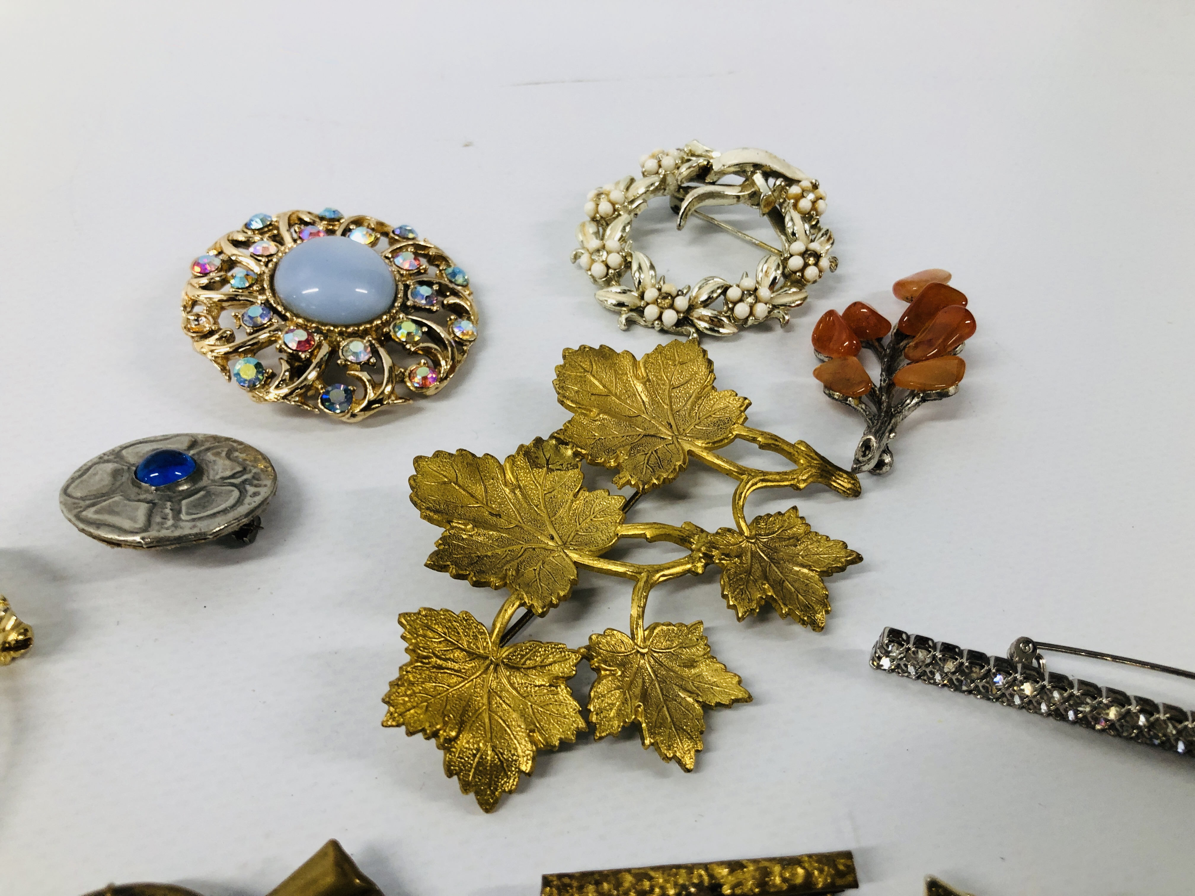 BOX OF VINTAGE BROOCHES TO INCLUDE MICRO MOSAIC ETC. - Image 4 of 6
