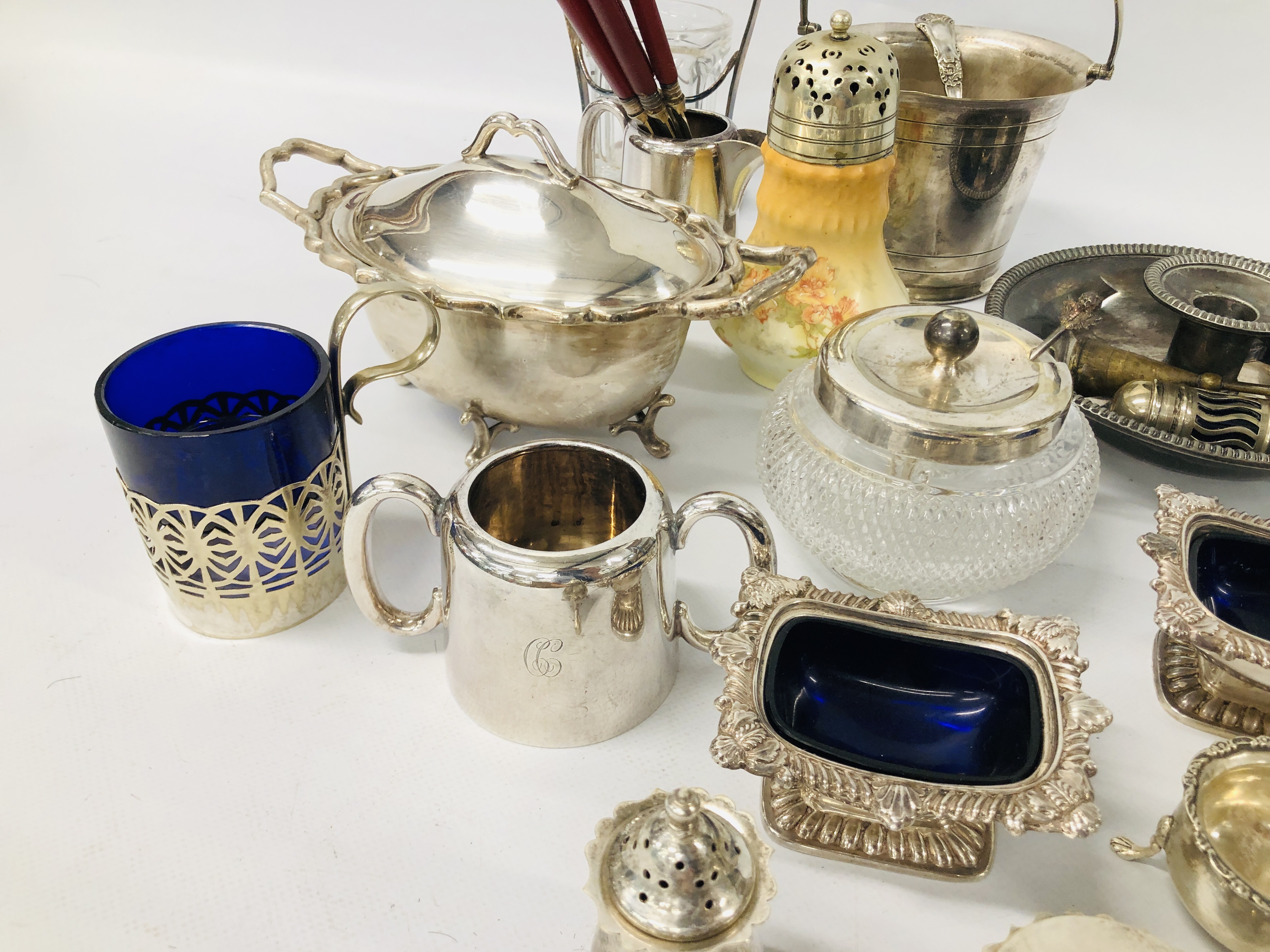 BOX OF ASSORTED PLATED WARE TO INCLUDE SALTS, SERVIETTE RINGS, SERVING SPOONS, CHAMBER STICK ETC. - Image 6 of 6