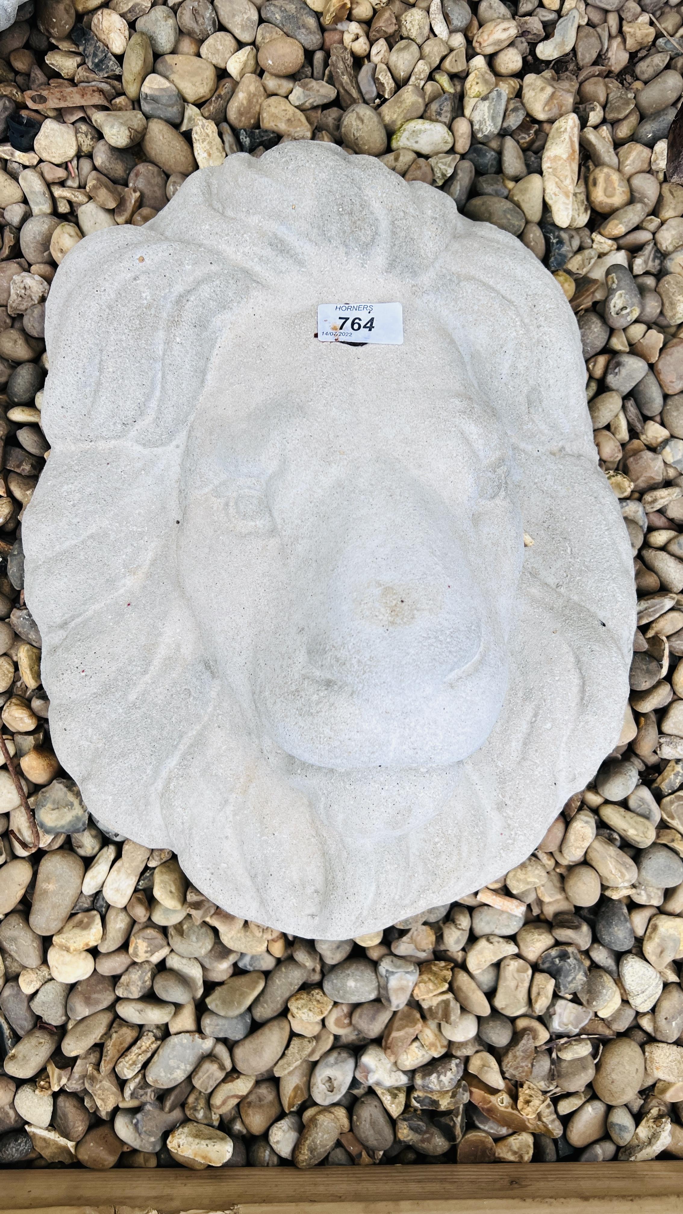 A COLLECTION OF STONEWORK GARDEN FEATURES TO INCLUDE LION HEAD MASK, DECO WALL POCKET, - Image 2 of 4