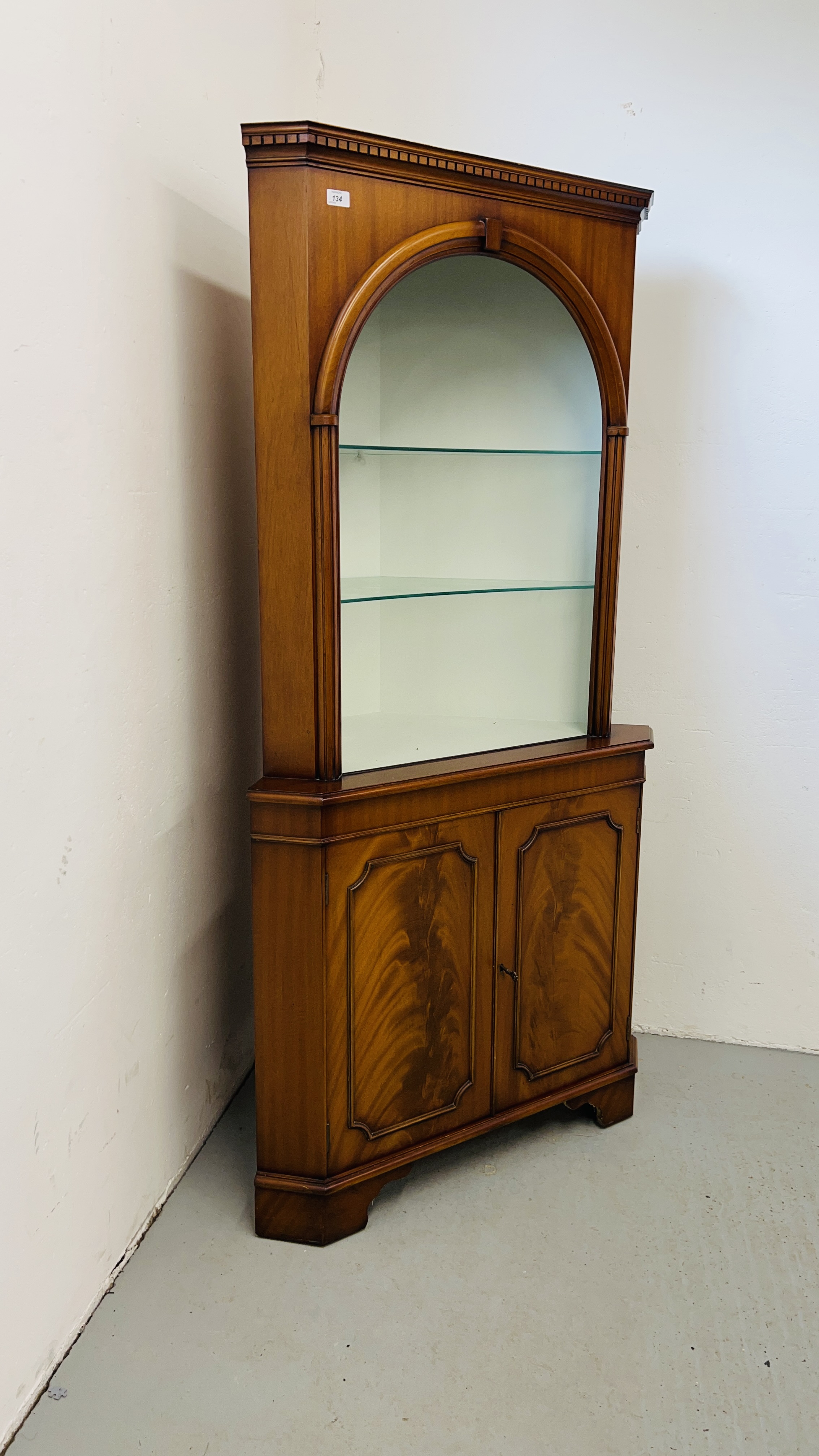 A QUALITY REPRODUCTION MAHOGANY FINISH CORNER CABINET WITH OPEN SHELVED TOP W 92CM, H 180CM. - Image 2 of 8