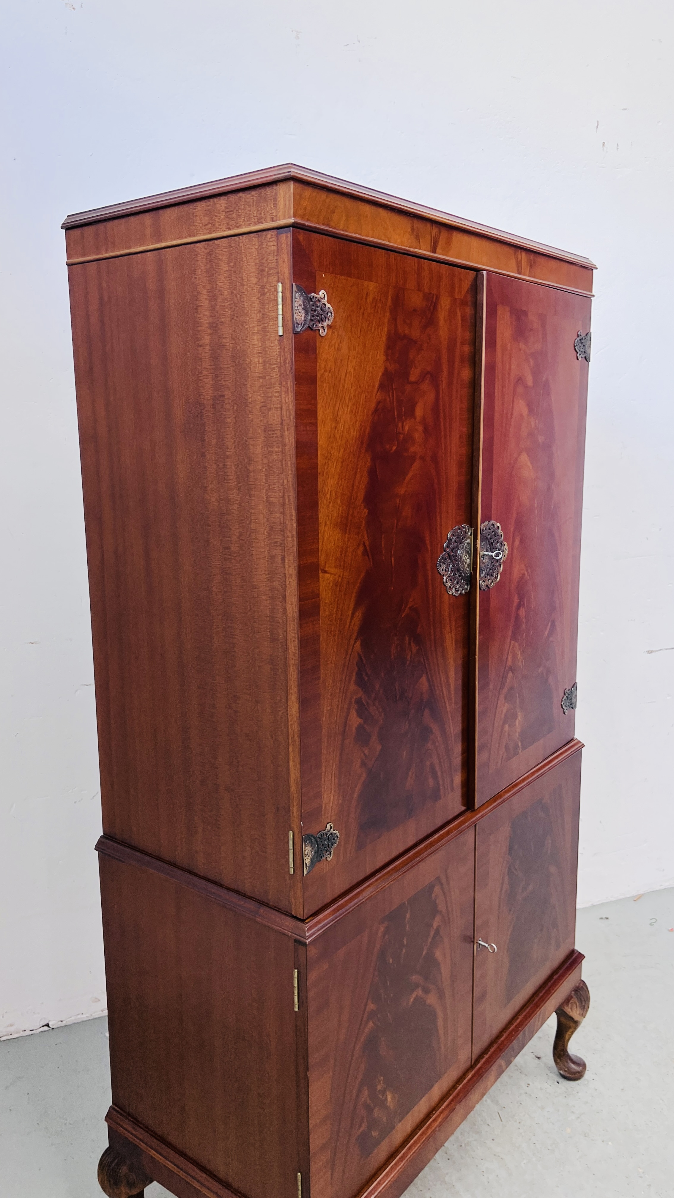 A GOOD QUALITY REPRODUCTION MAHOGANY FINISH DRINKS CABINET WITH MIRRORED INTERIOR STANDING ON - Image 6 of 12