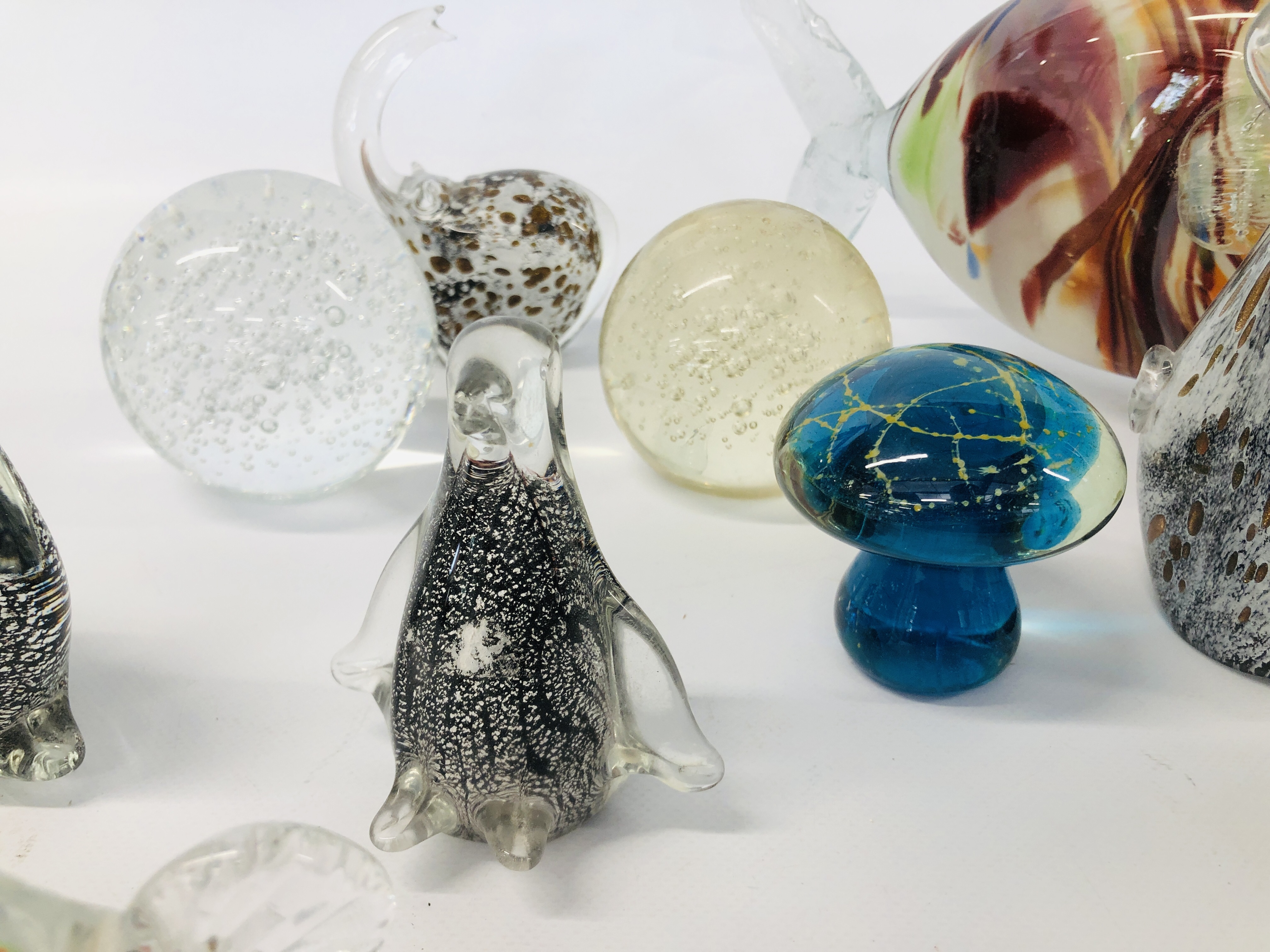 COLLECTION OF ART GLASS PAPERWEIGHTS TO INCLUDE MADINA MUSHROOMS AND AN ART GLASS MURANO STYLE FISH - Image 3 of 6