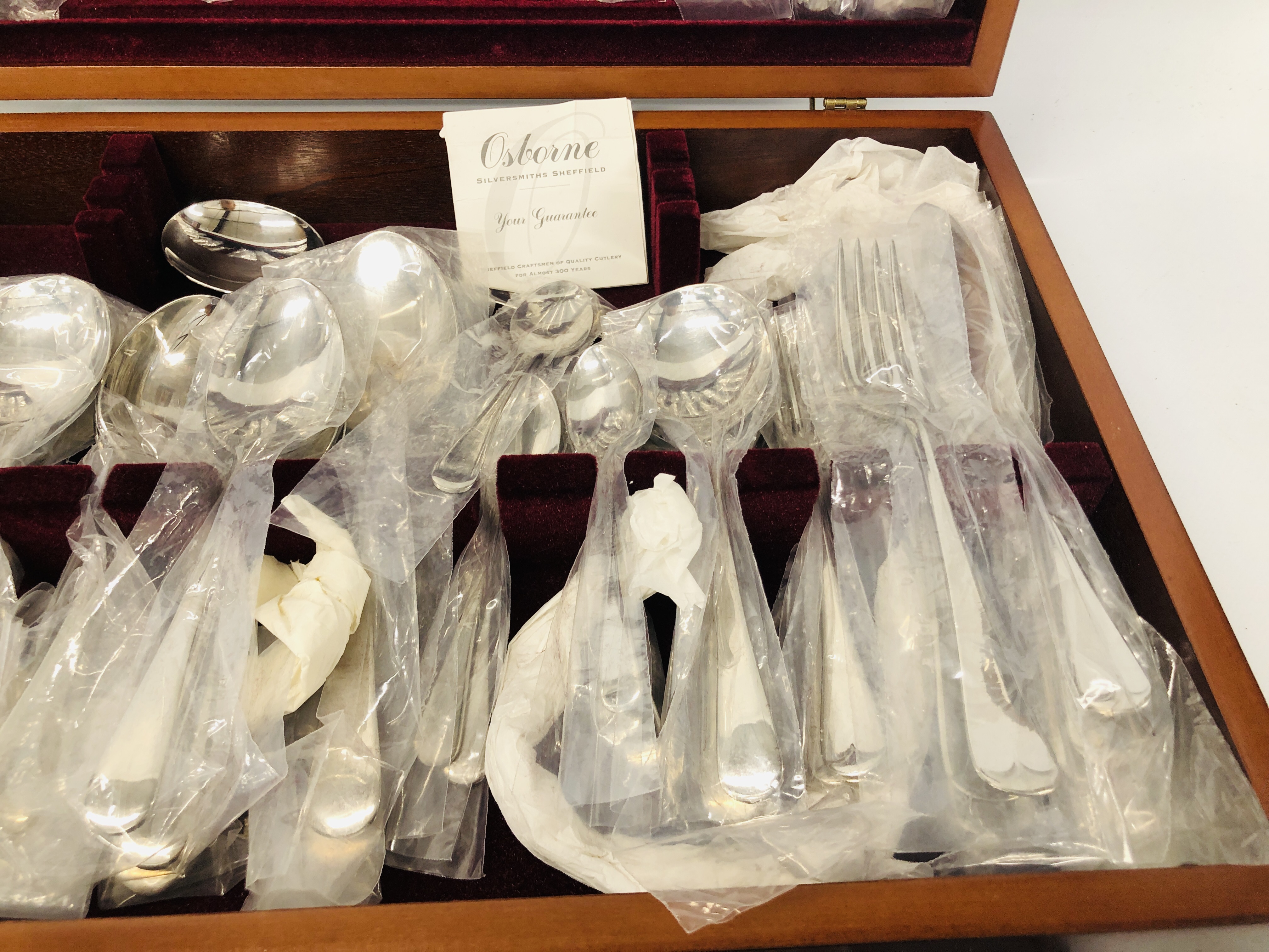 A COMPLETE CASED CANTEEN OF OSBOURNE SIX PLACE SETTING CUTLERY AND OSBOURNE CASED CAKE KNIFE AND - Image 6 of 7