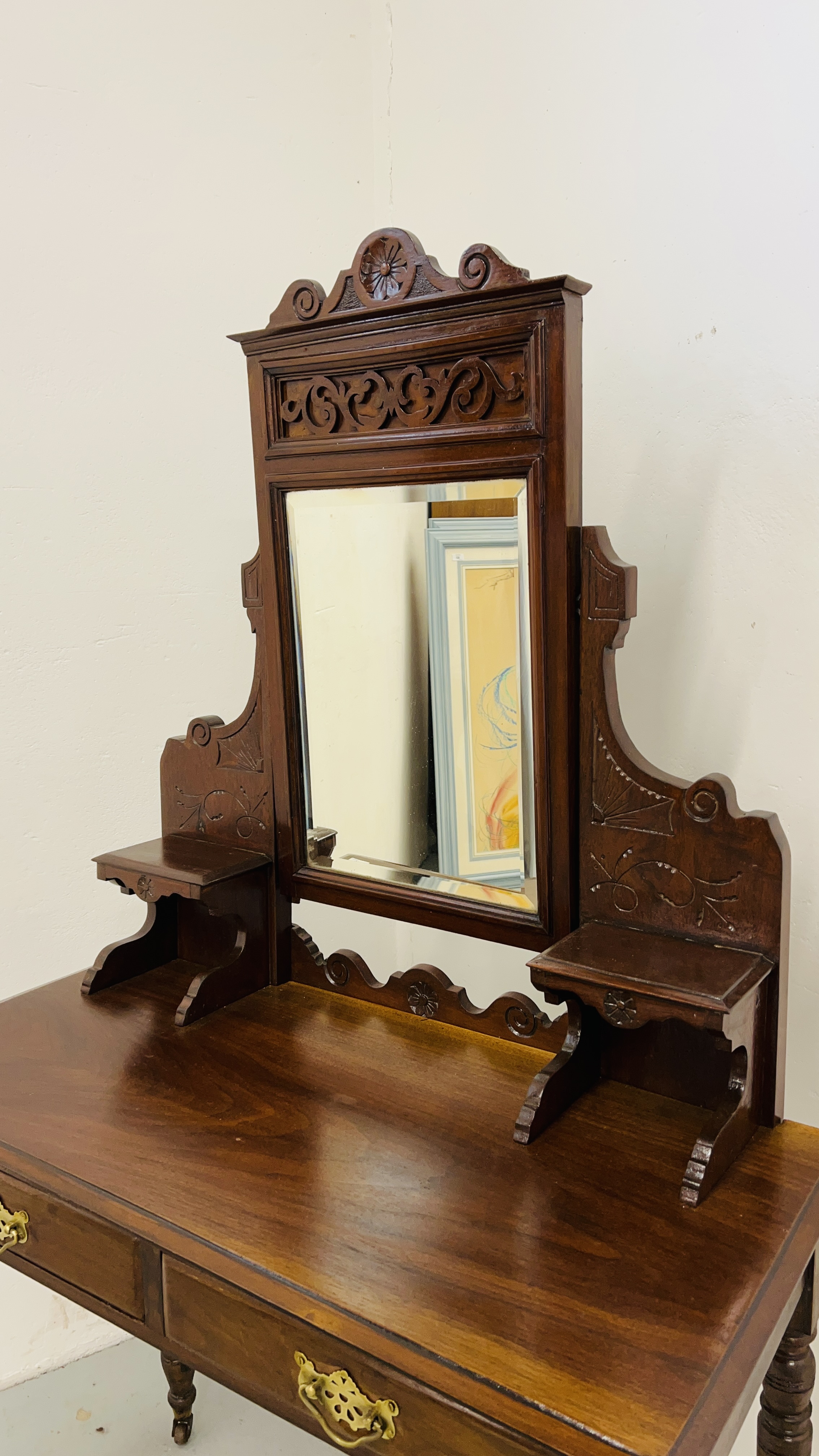 EDWARDIAN MAHOGANY TWO DRAWER DRESSING TABLE, CENTRAL MIRROR ON TURNED LEGS WIDTH 91CM. DEPTH 43CM. - Image 2 of 7