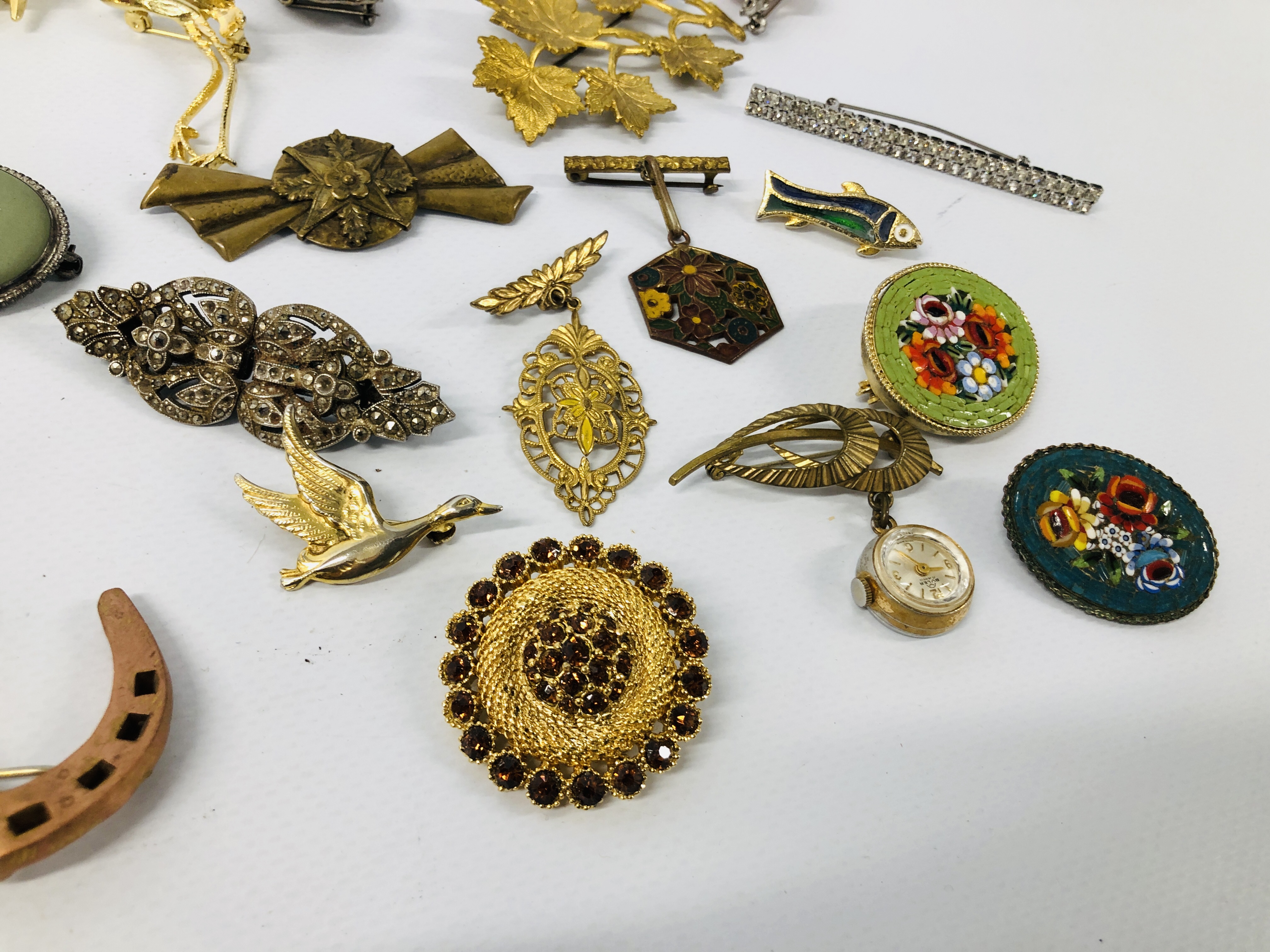 BOX OF VINTAGE BROOCHES TO INCLUDE MICRO MOSAIC ETC. - Image 6 of 6