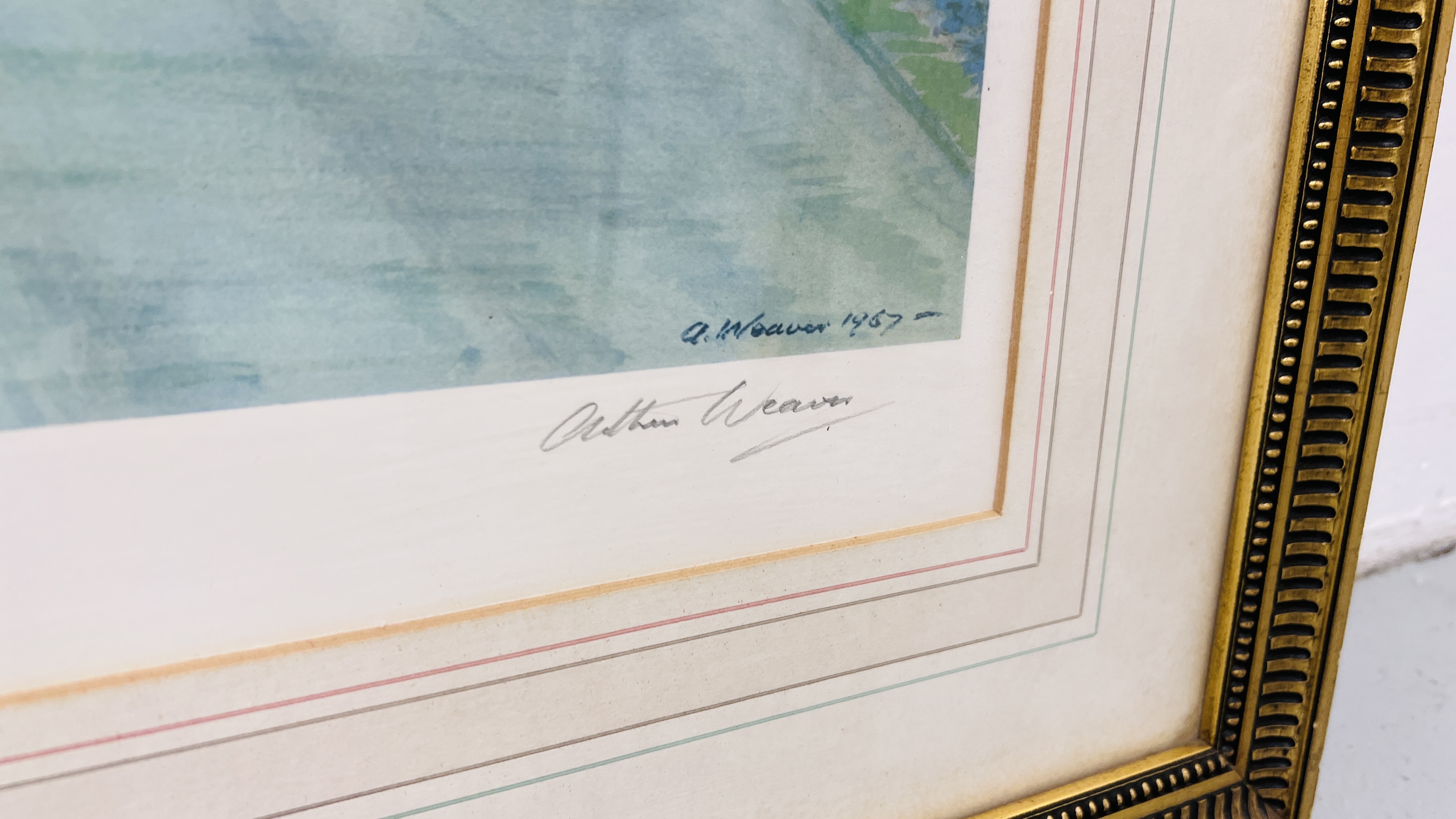 A GILT FRAMED AND MOUNTED ARTHUR WEAVER GOLFING PRINT "18th GREEN ROYAL & ANCIENT" 50CM X 62CM. - Image 3 of 5