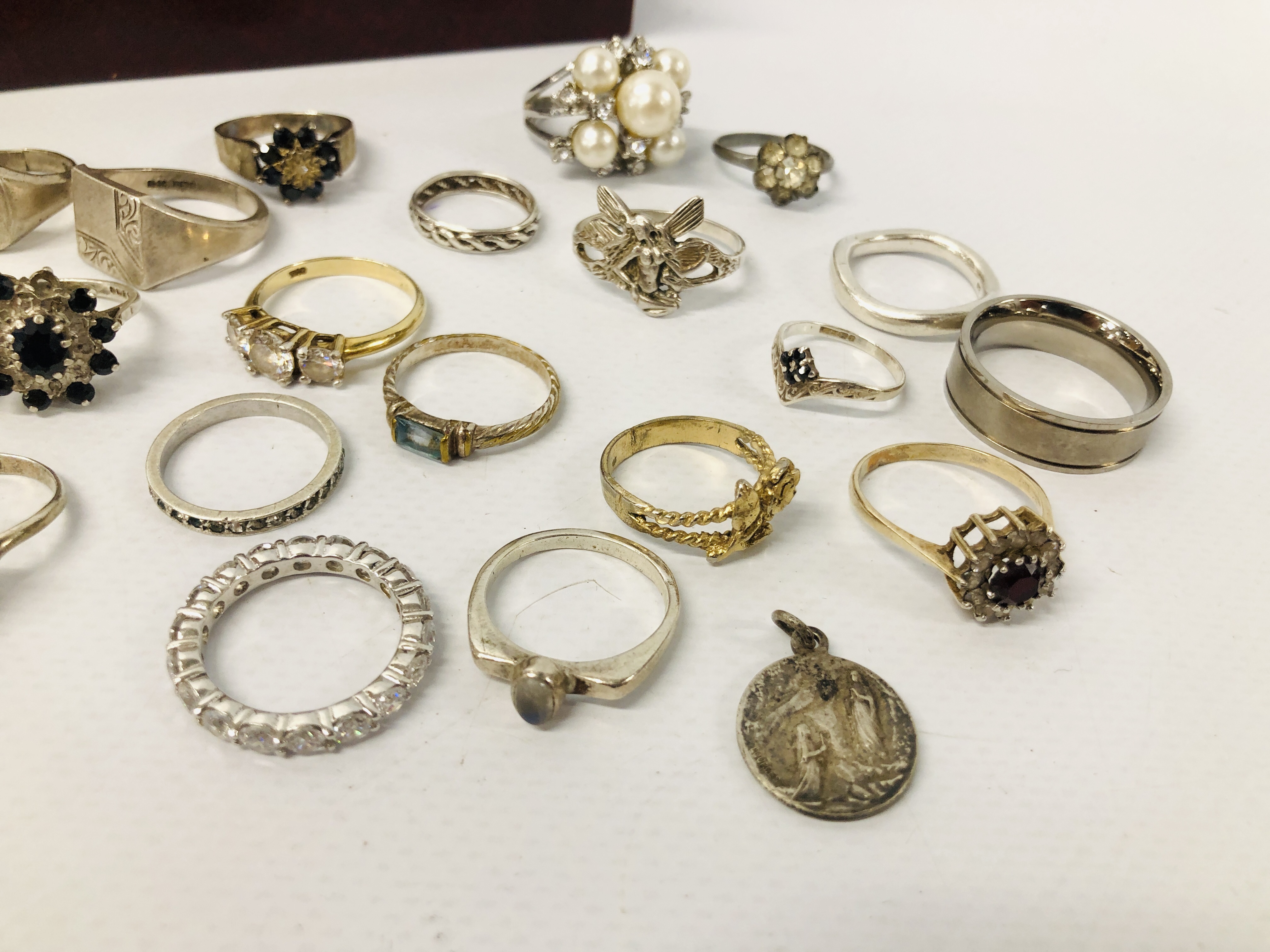 BOX OF APPROXIMATELY 28 GOOD QUALITY STONE SET DRESS RINGS TO INCLUDE SILVER ALONG WITH VARIOUS - Image 4 of 9