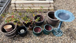 A COLLECTION OF APPROXIMATELY EIGHT GARDEN PLANTERS TO INCLUDE GLAZED AND PLASTIC BIRD BATH,