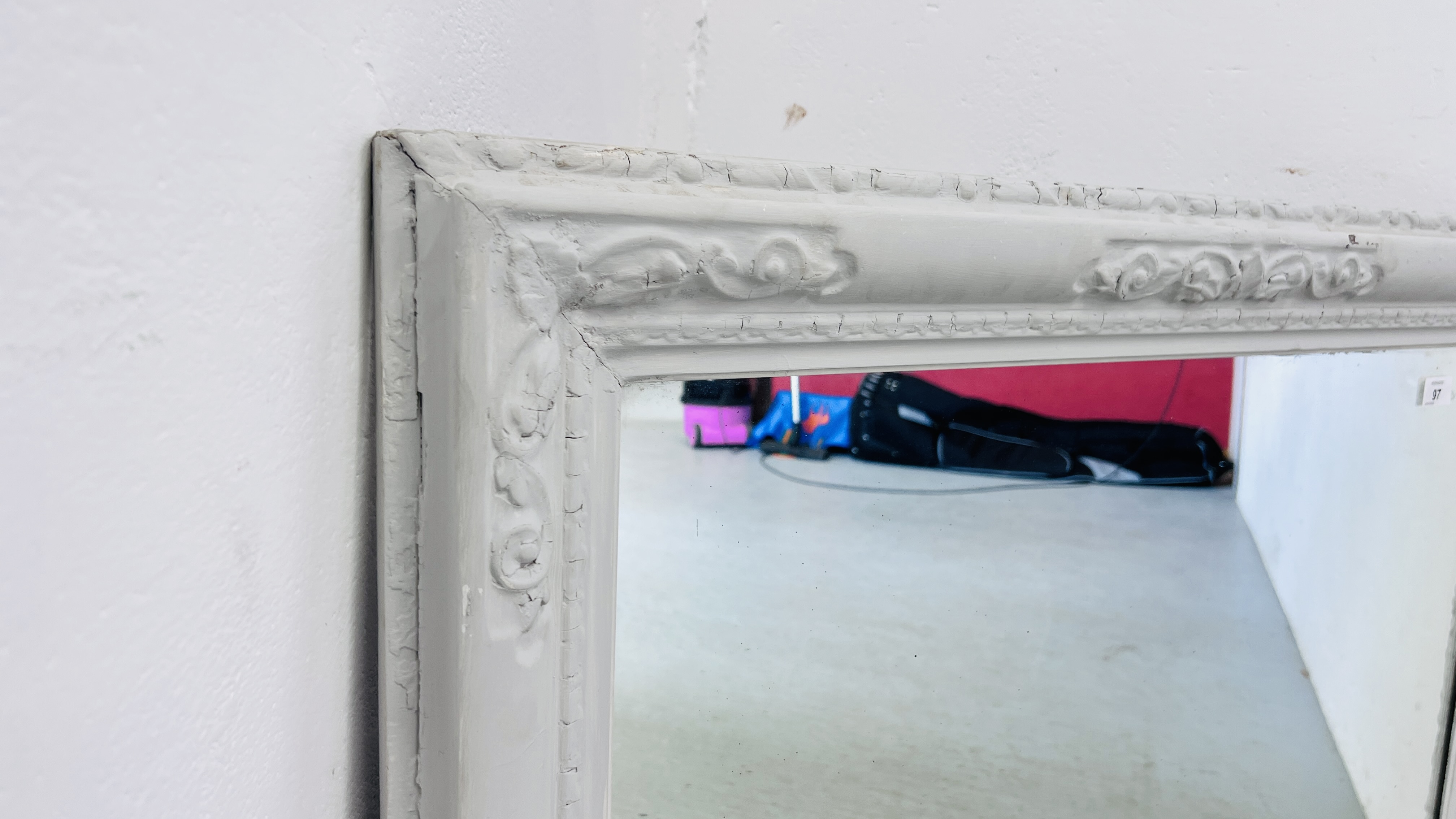 A RUSTIC STYLE RECTANGULAR WALL MIRROR IN PAINTED FRAME. - Image 4 of 5