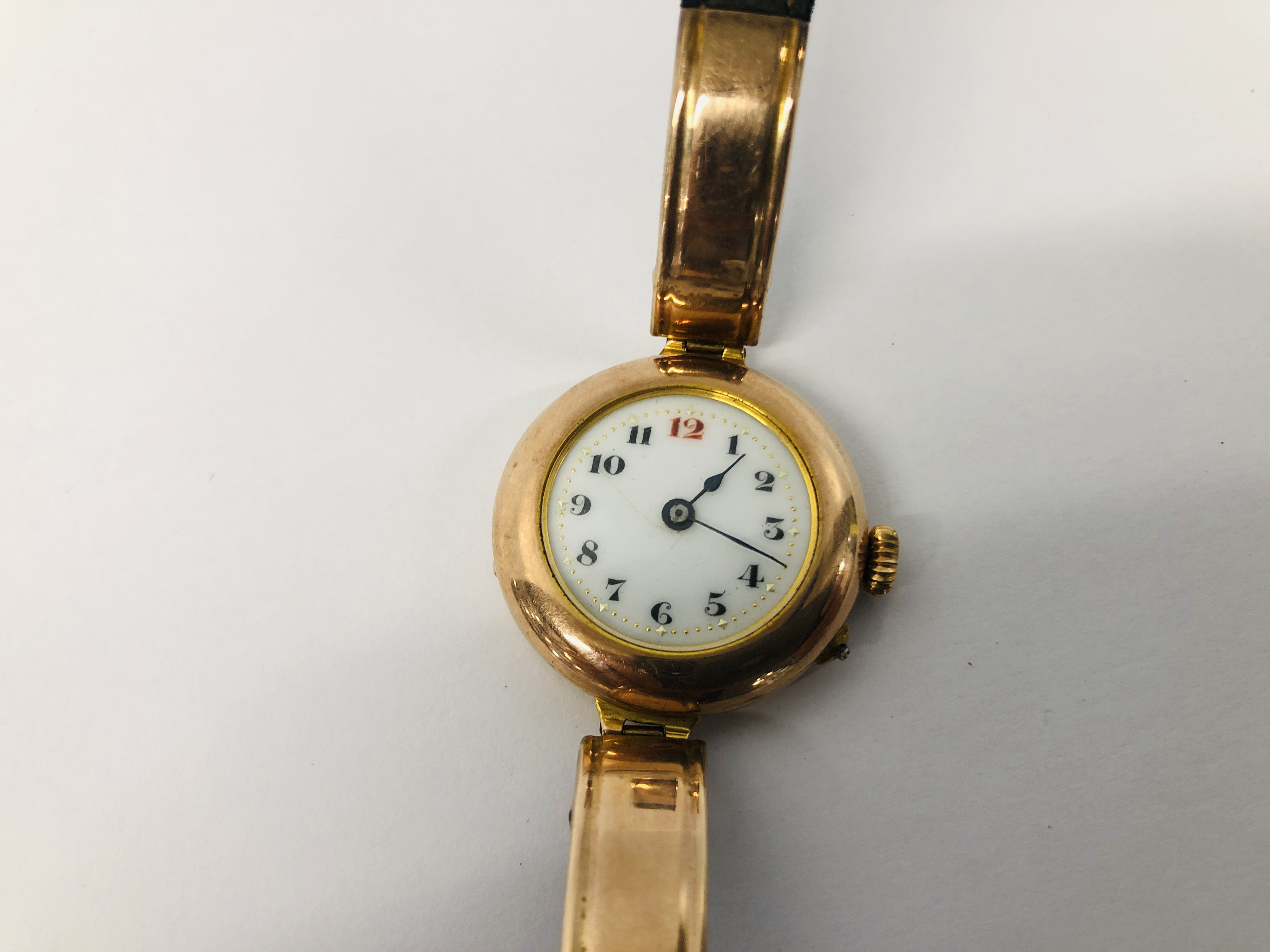 A VINTAGE 9CT GOLD CASED LADIES WRIST WATCH WITH SWISS MANUAL MOVEMENT ON LEATHER STRAP. - Image 3 of 11