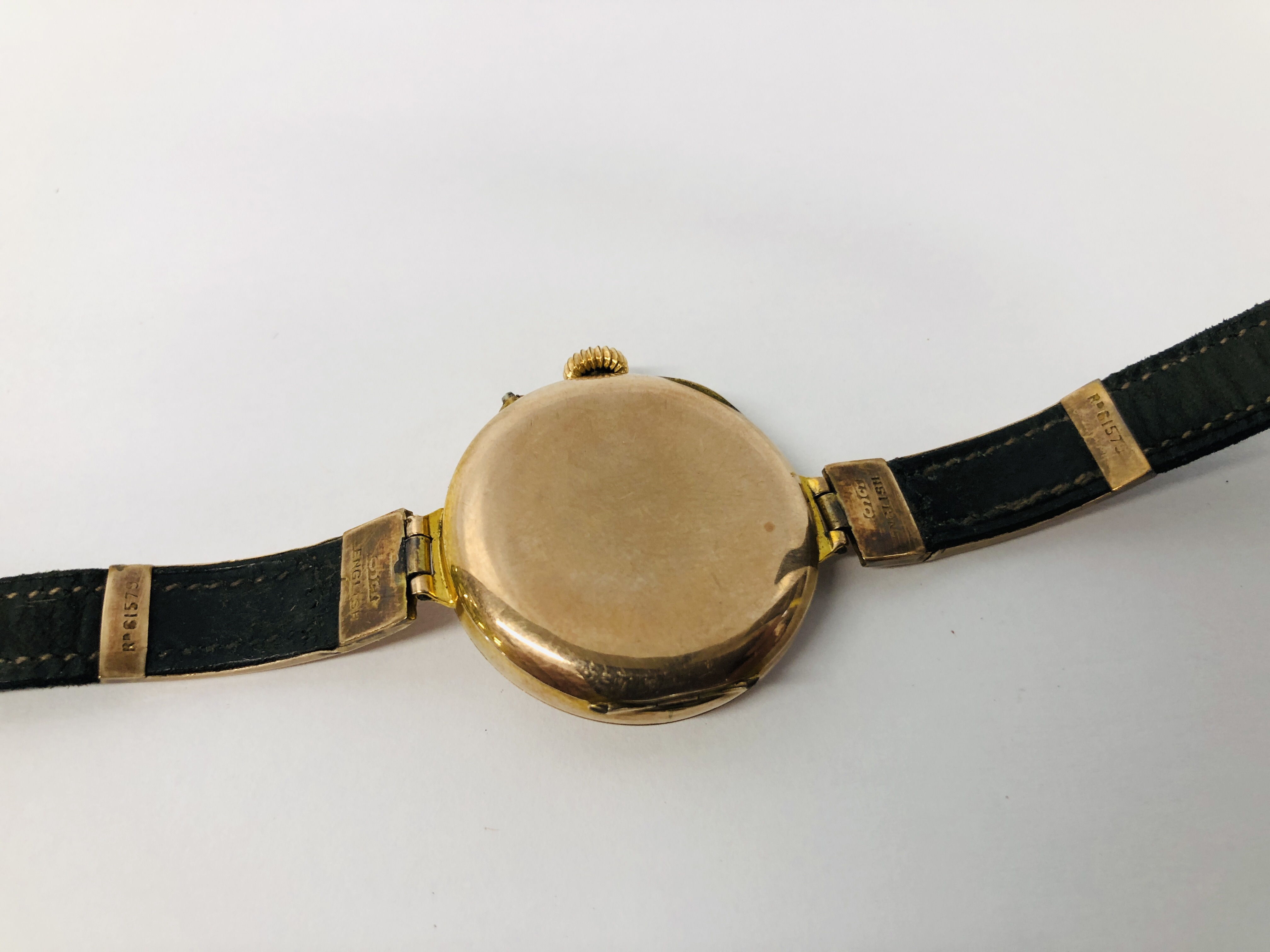 A VINTAGE 9CT GOLD CASED LADIES WRIST WATCH WITH SWISS MANUAL MOVEMENT ON LEATHER STRAP. - Image 6 of 11