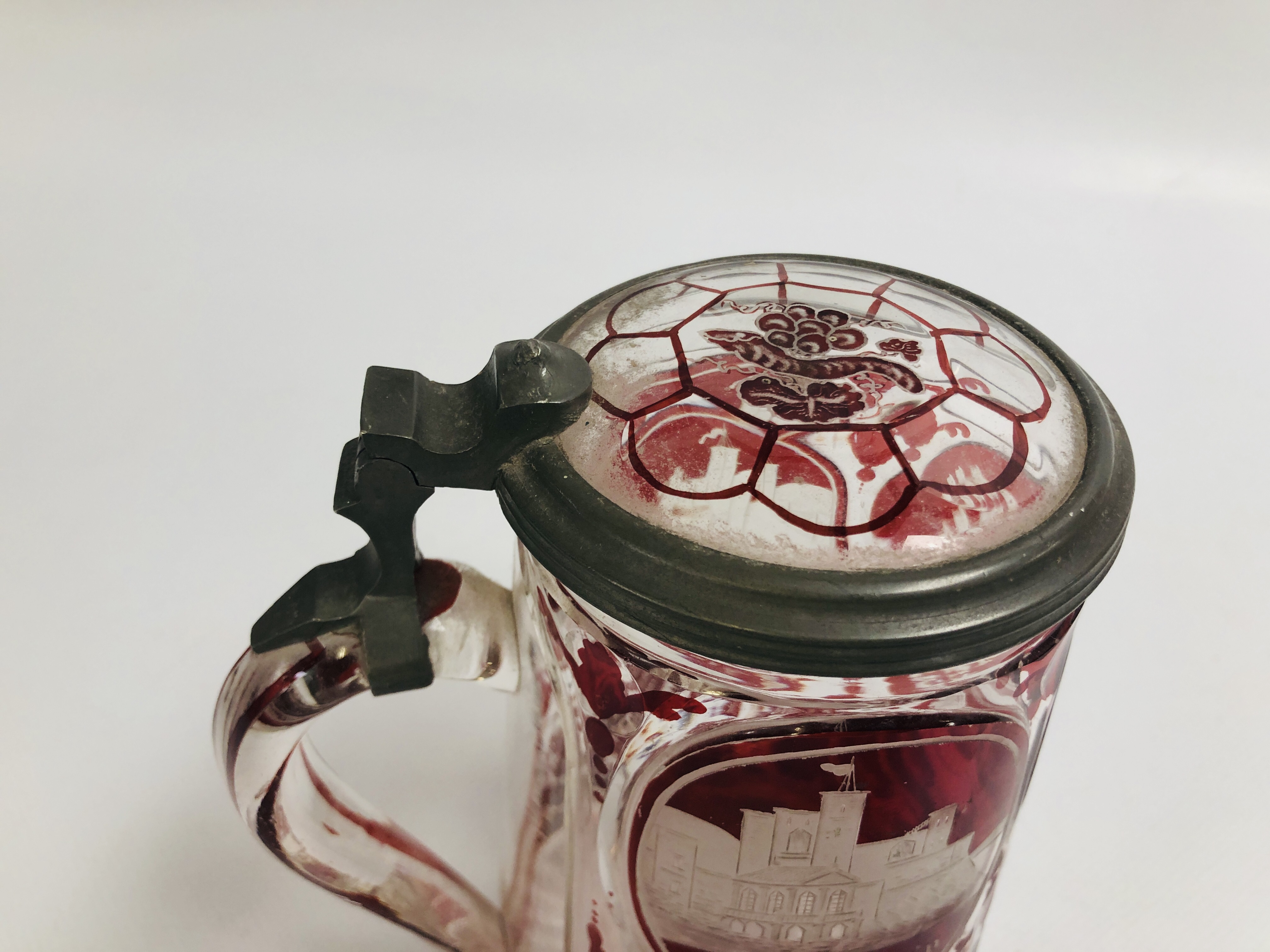 VINTAGE GLASS STEIN WITH ETCHED GLASS DETAIL - Image 7 of 8