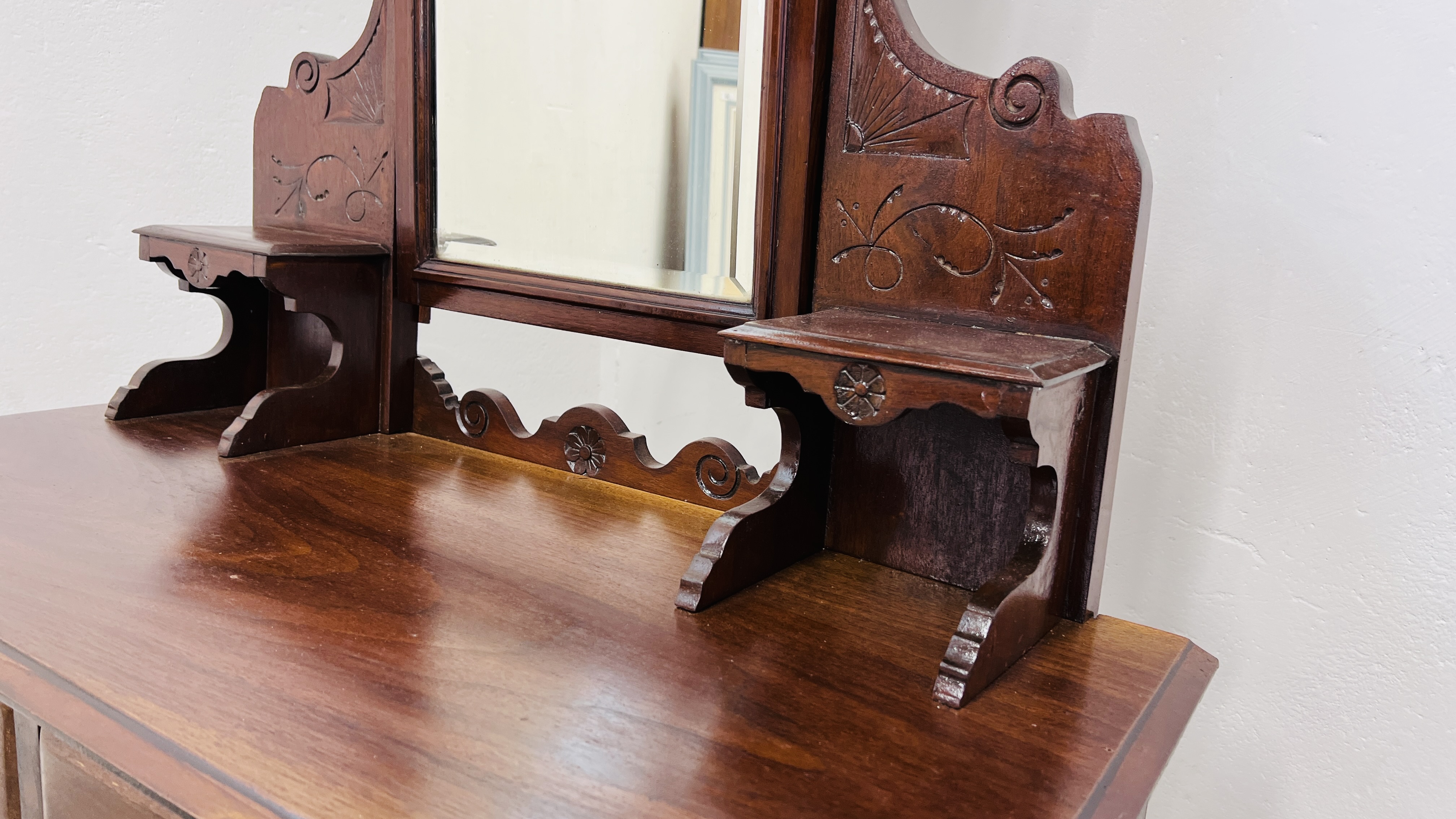 EDWARDIAN MAHOGANY TWO DRAWER DRESSING TABLE, CENTRAL MIRROR ON TURNED LEGS WIDTH 91CM. DEPTH 43CM. - Image 4 of 7