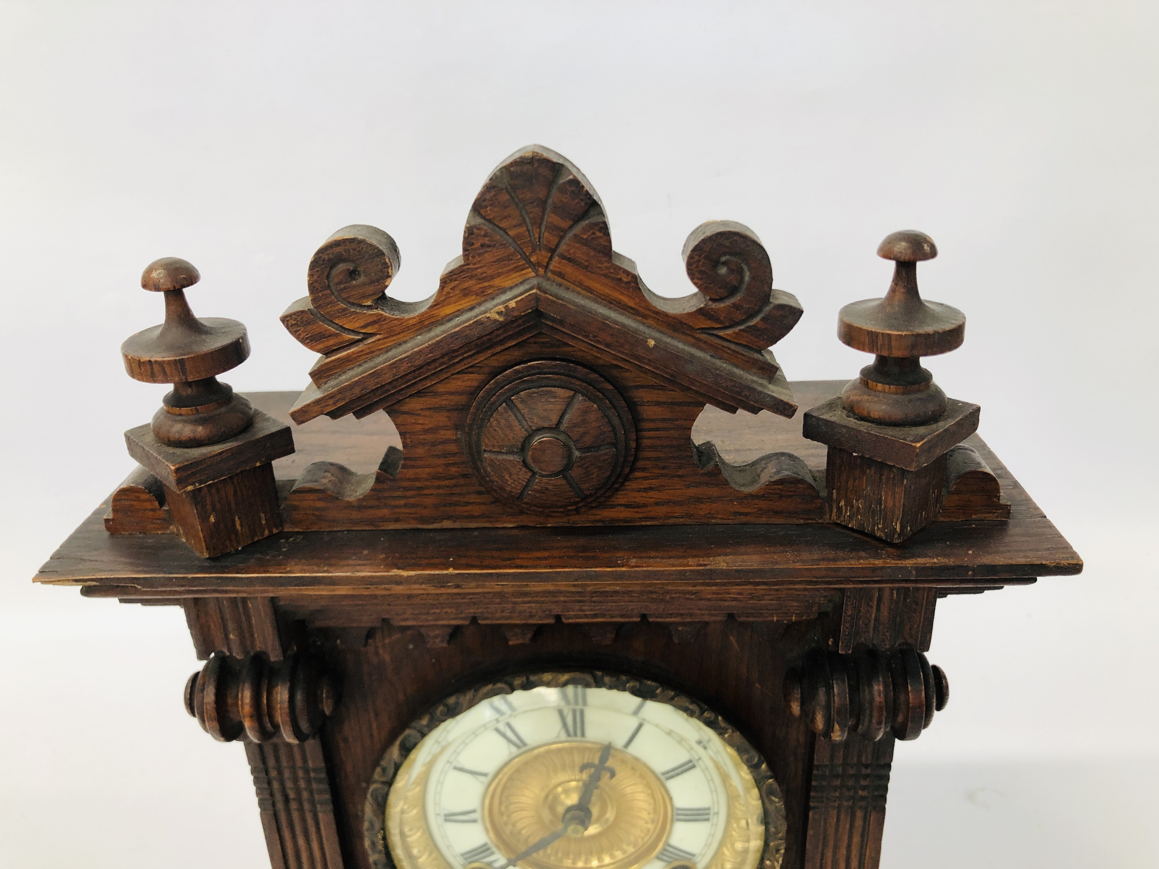 A DECORATIVE OAK CASED MANTEL CLOCK WITH CARVED DETAIL AND PENDULUM H 38CM. - Image 3 of 9