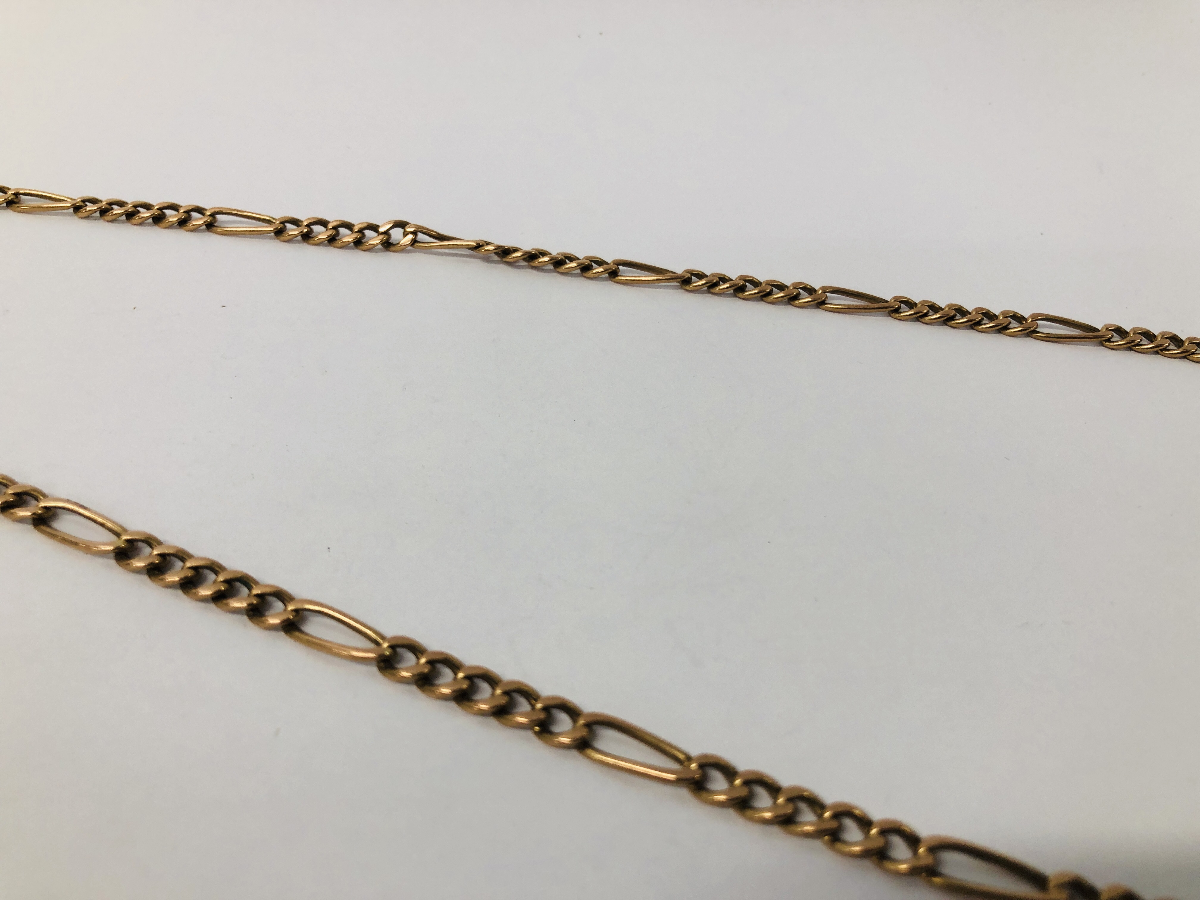 A 9CT GOLD FIGARO LINK NECKLACE LENGTH 64CM. - Image 4 of 7