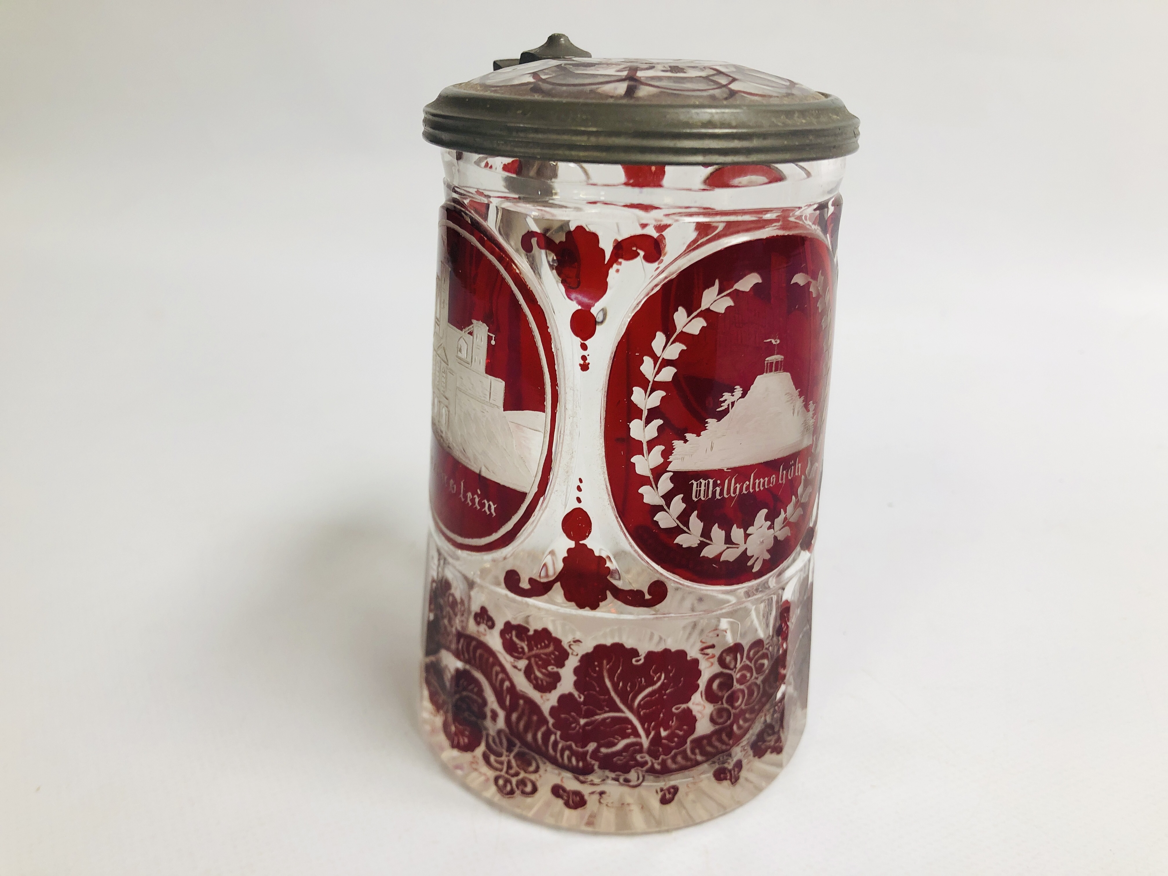 VINTAGE GLASS STEIN WITH ETCHED GLASS DETAIL - Image 6 of 8