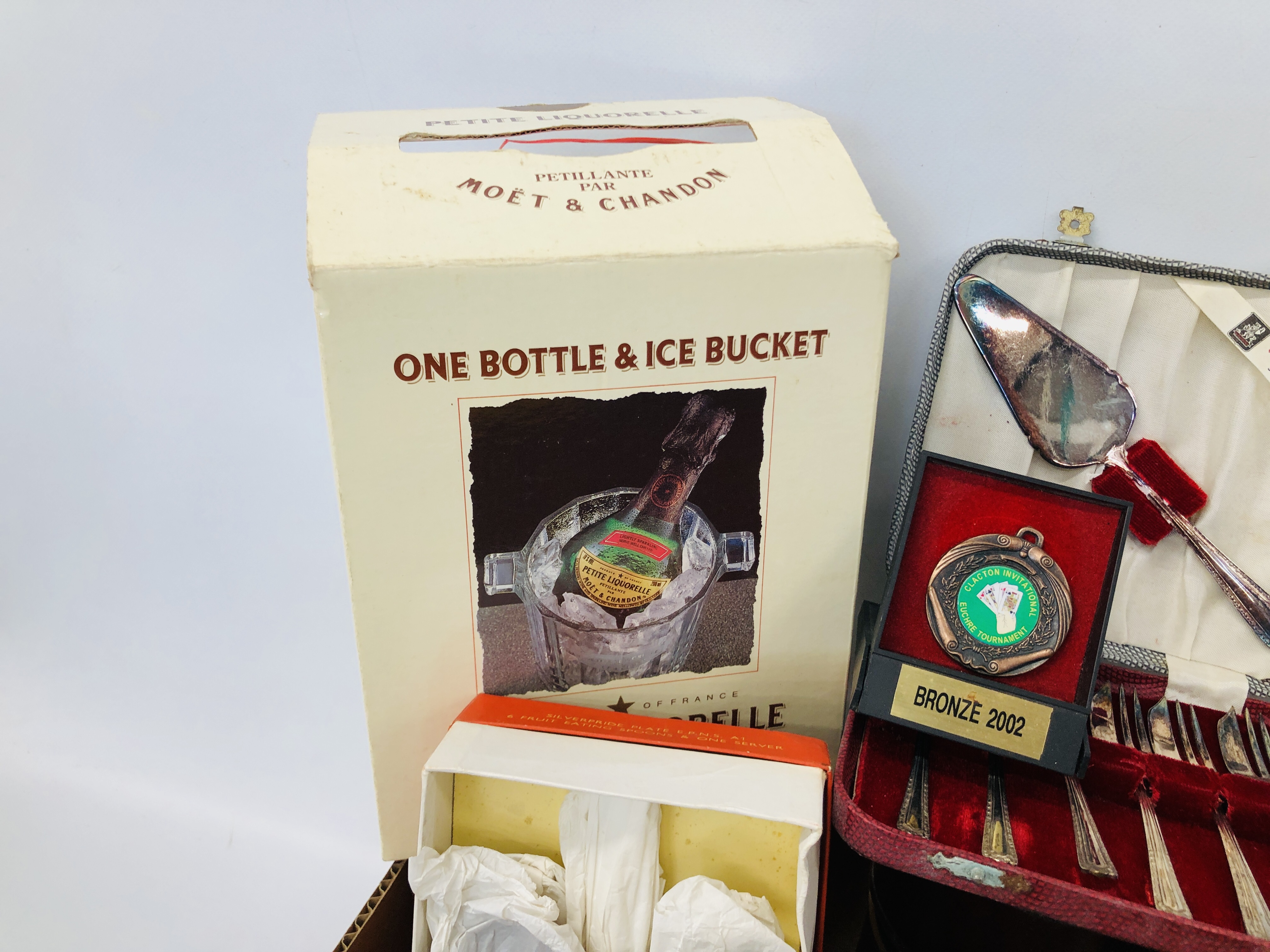 BOX OF COLLECTABLE'S TO INCLUDE VINTAGE CAMERA'S, HIP FLASKS, PHILIPS BULBS, BOXED PLATED CUTLERY, - Image 7 of 8