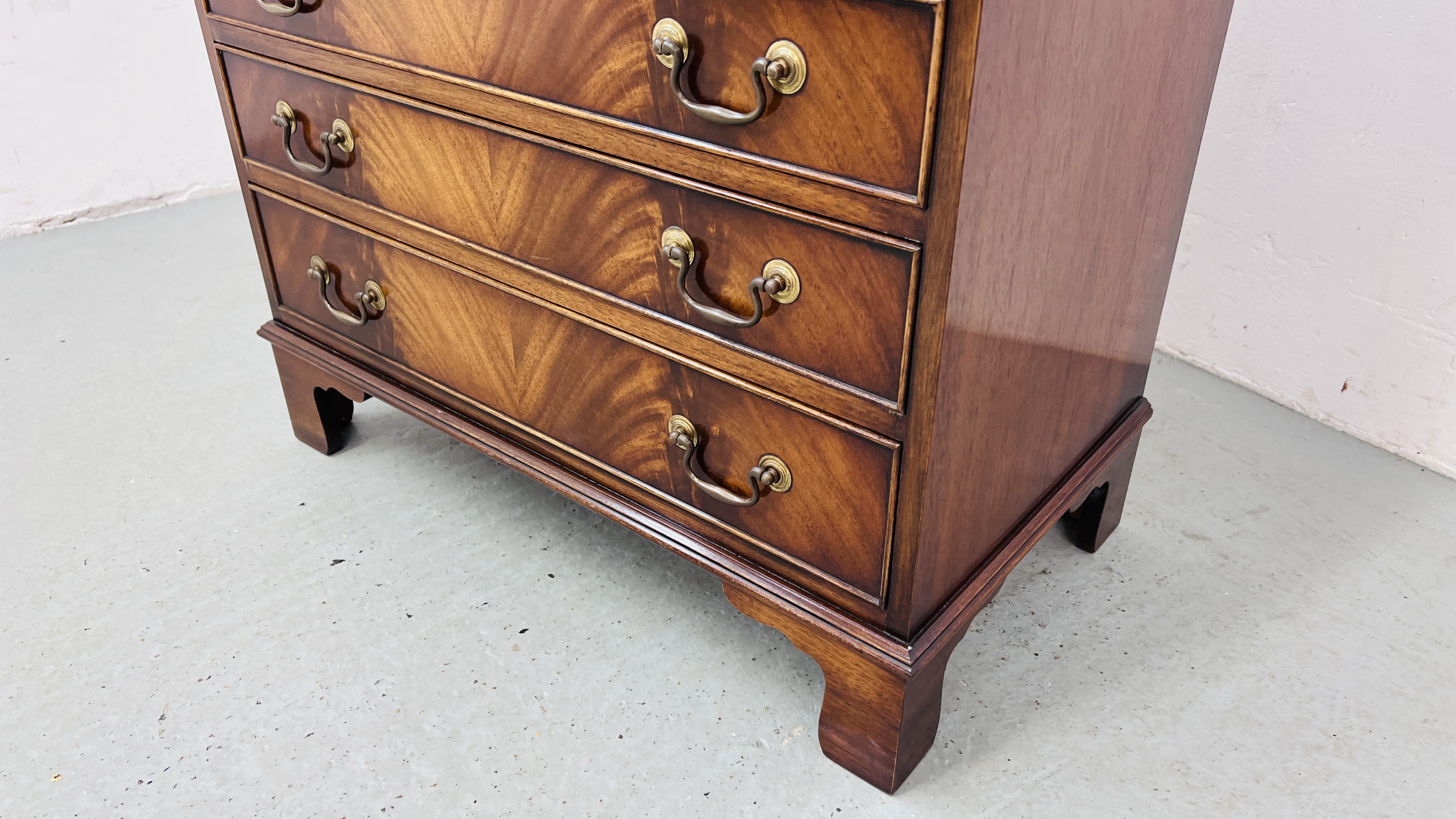 A QUALITY REPRODUCTION MAHOGANY FINISH FOUR DRAWER BUREAU WITH WELL FITTED INTERIOR W 75CM, D 42CM, - Image 6 of 9