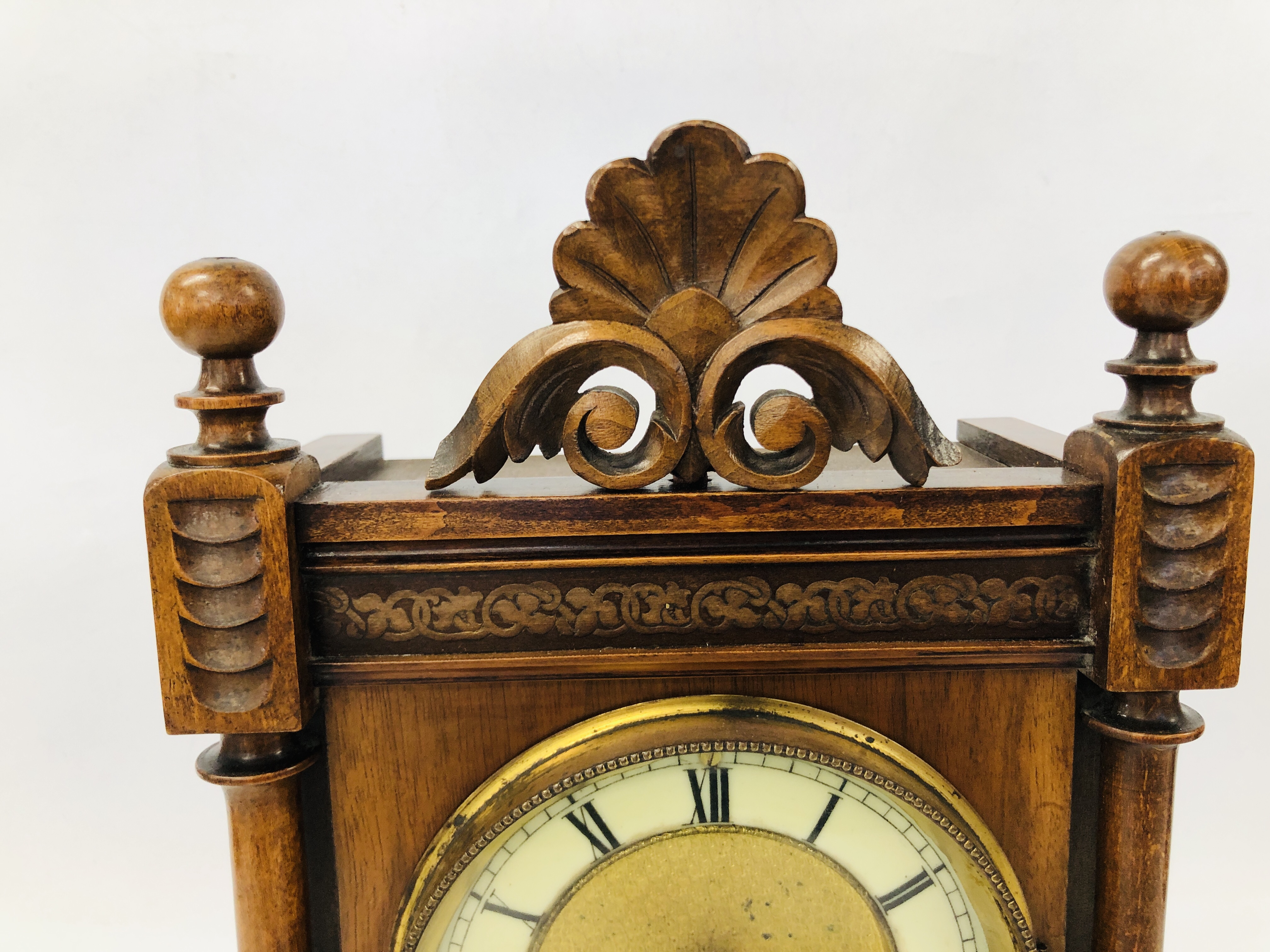 A OAK CASED MANTEL CLOCK WITH CARVED DETAIL AND PENDULUM H 39CM. - Image 2 of 8